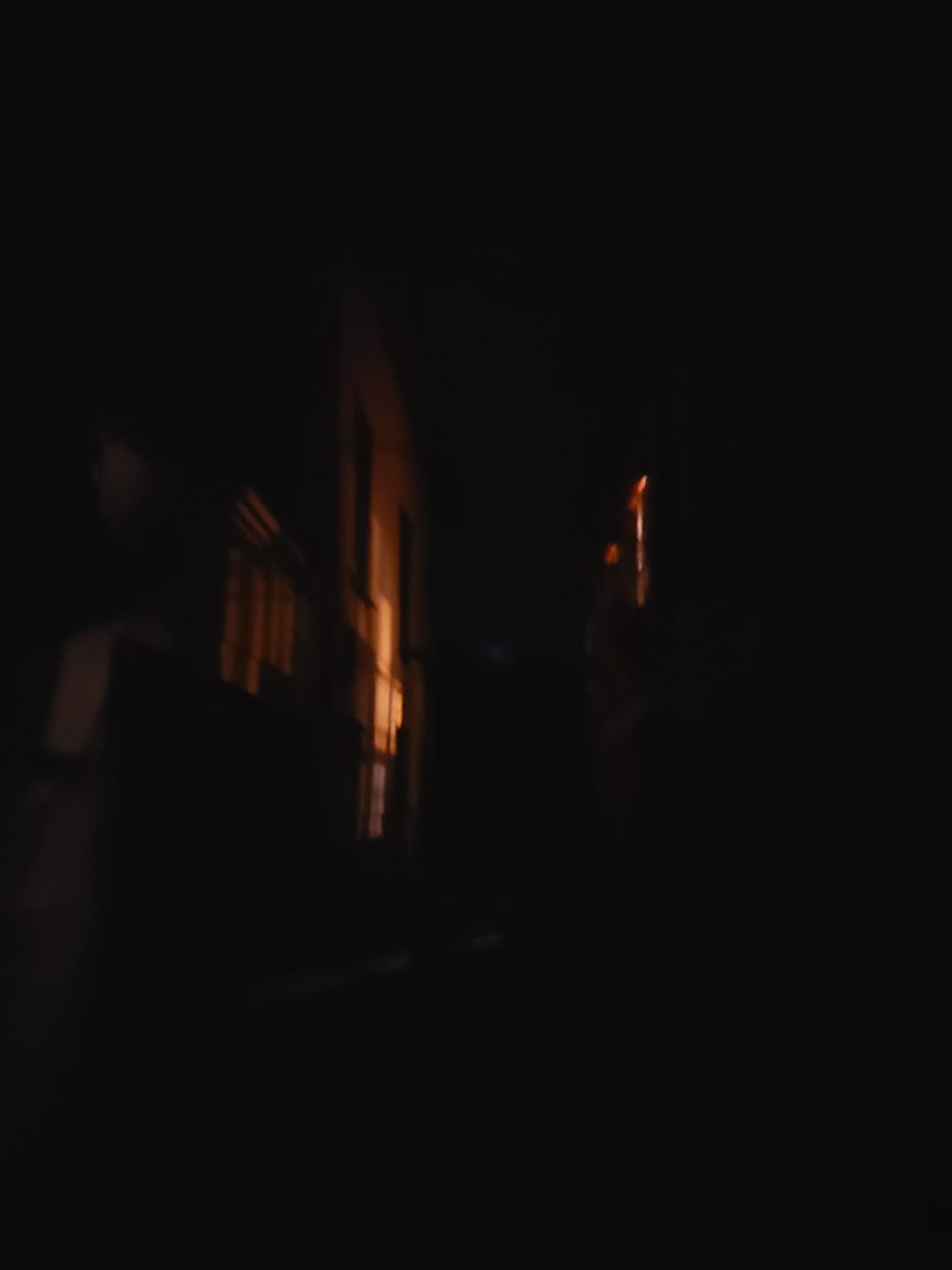 Una de las calles afectadas, donde las noches son así.