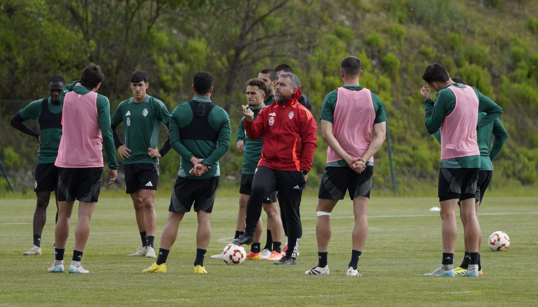 Javi Rey con la plantilla durante uno de los últimos entrenamientos antes del Bilbao. PONFERRADINA