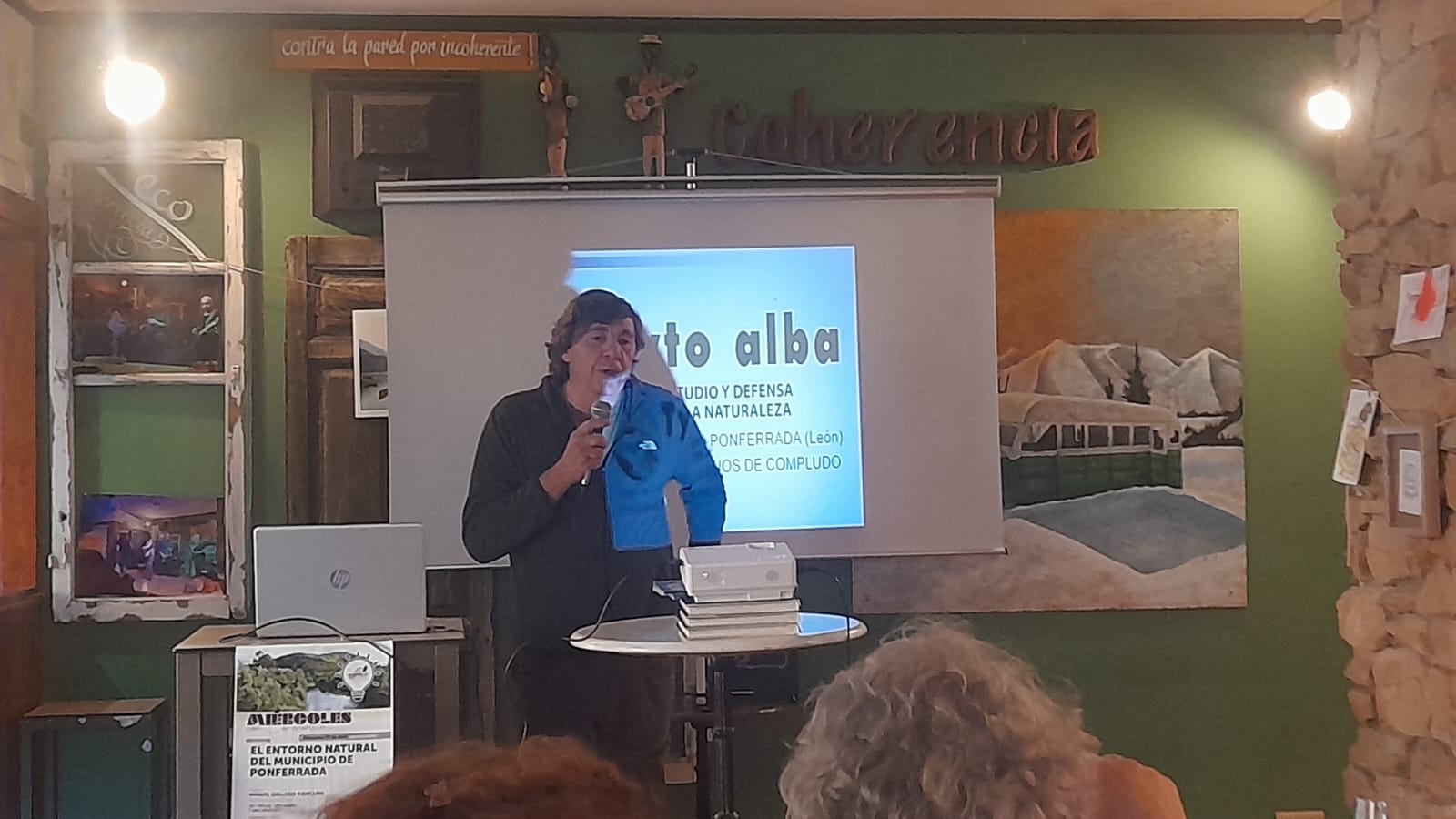 Miguel en una ponencia en el ecobar Coherencia de Ponferrada. | MAR IGLESIAS