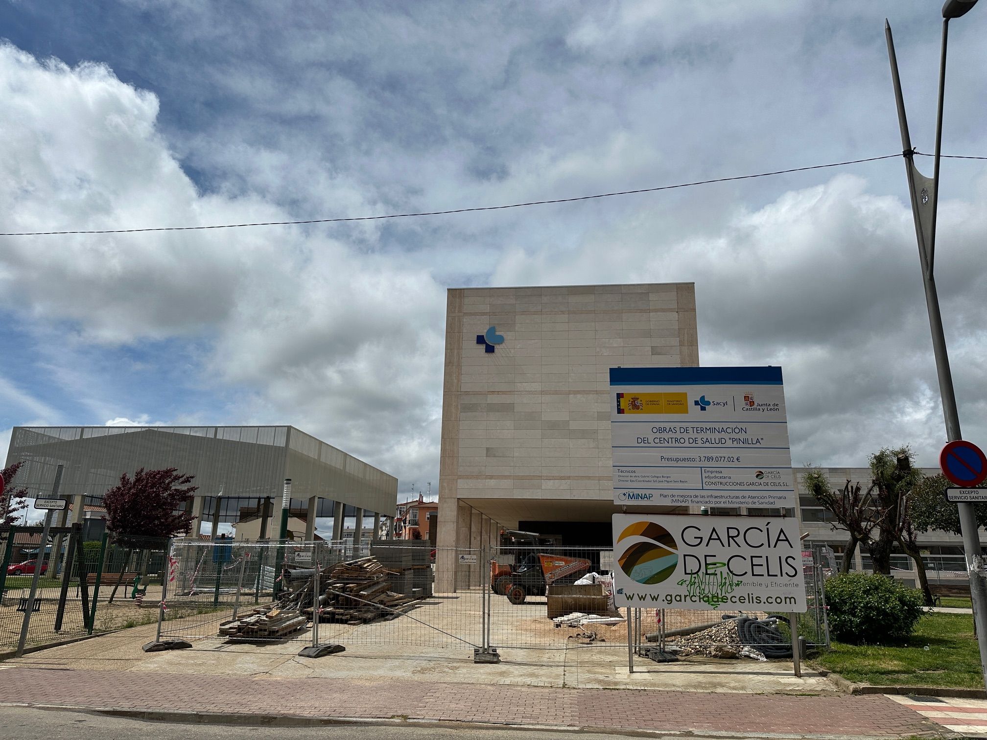 Las vallas siguen rodeando el centro de salud de Pinilla una vez cumplido el plazo para su entrega.