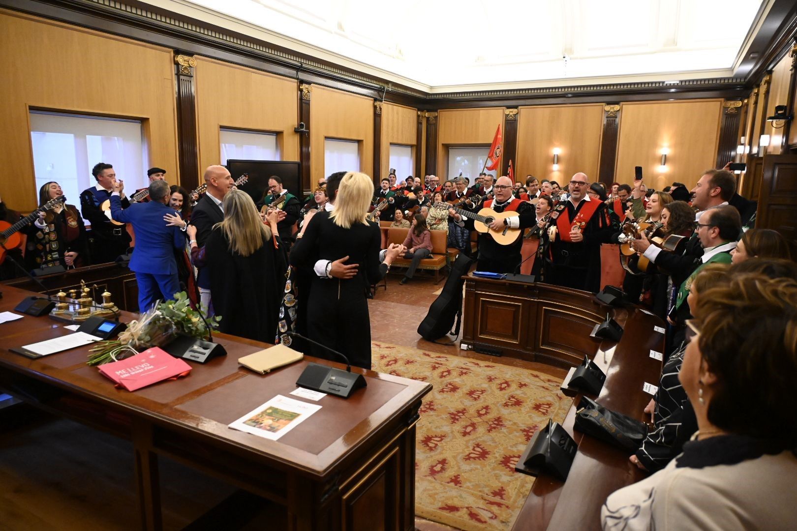 El alcalde José Antonio Diez recibió a los conjuntos participantes en un acto que sirvió para nombrar a Pilar Gutiérrez Santiago como madrina del evento. | SAÚL ARÉN