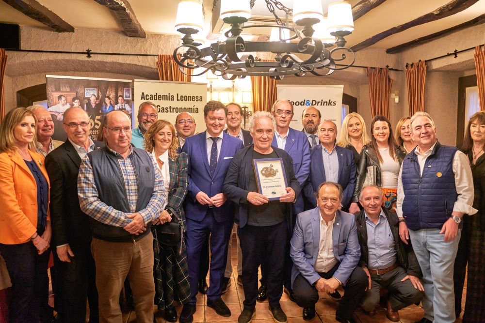 Foto de familia de los participantes en el acto celebrado en La Bodega Regia. | L.N.C.
