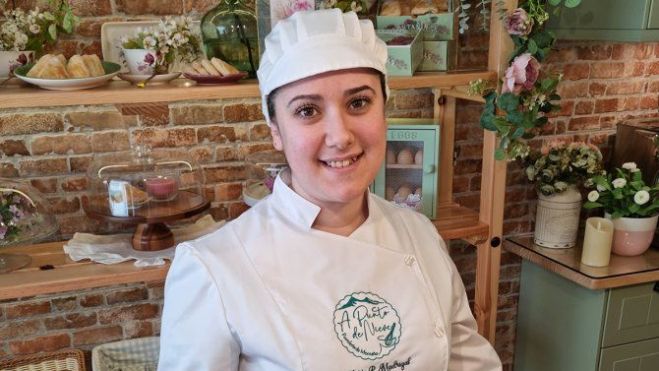La repostera María Madrigal en su pastelería de La Pola, A punto de nieve. La repostera María Madrigal en su pastelería de La Pola, A punto de nieve.