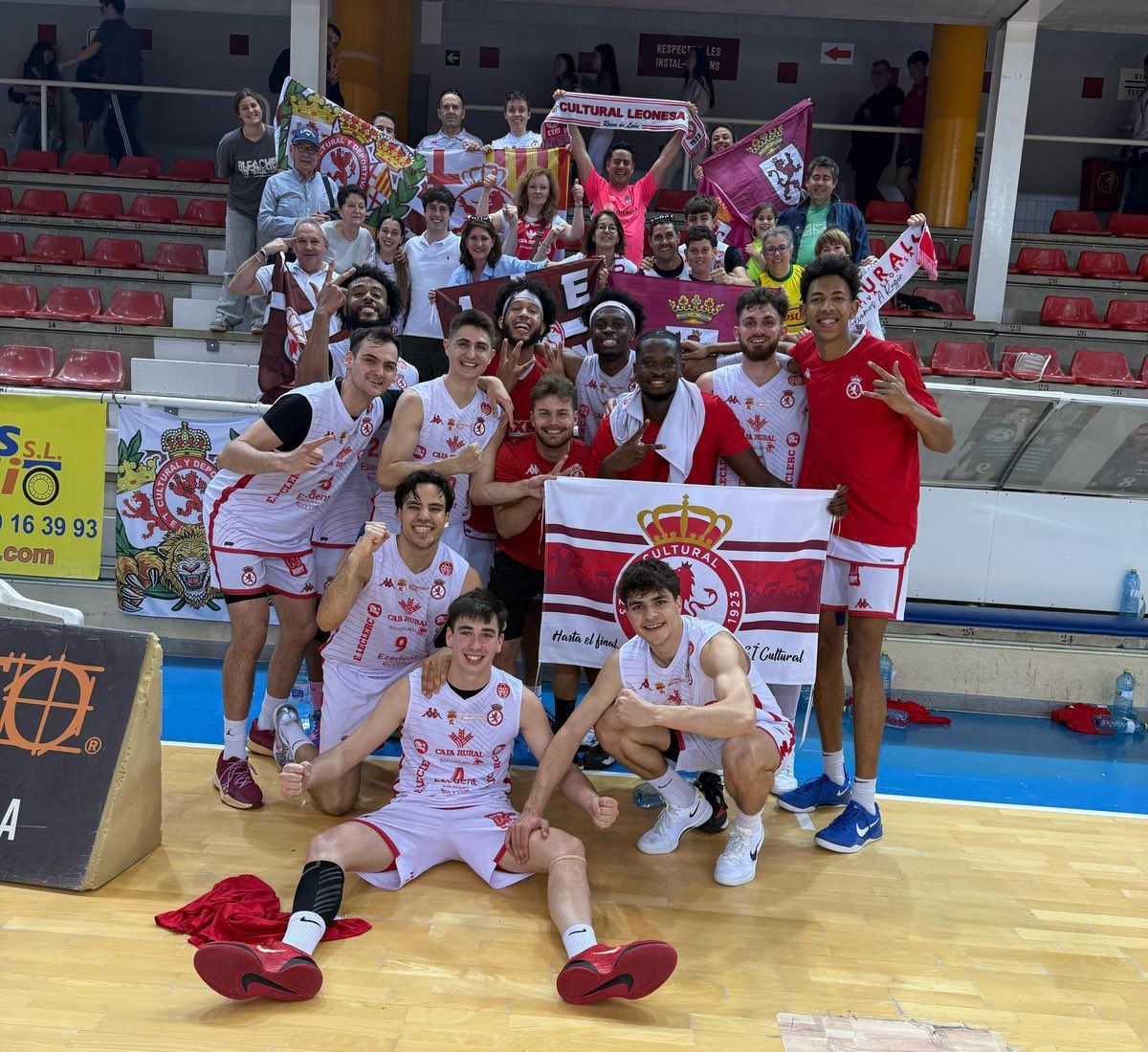 La Cultural celebra el triunfo en el partido de la primera vuelta. CULTUBALONCESTO