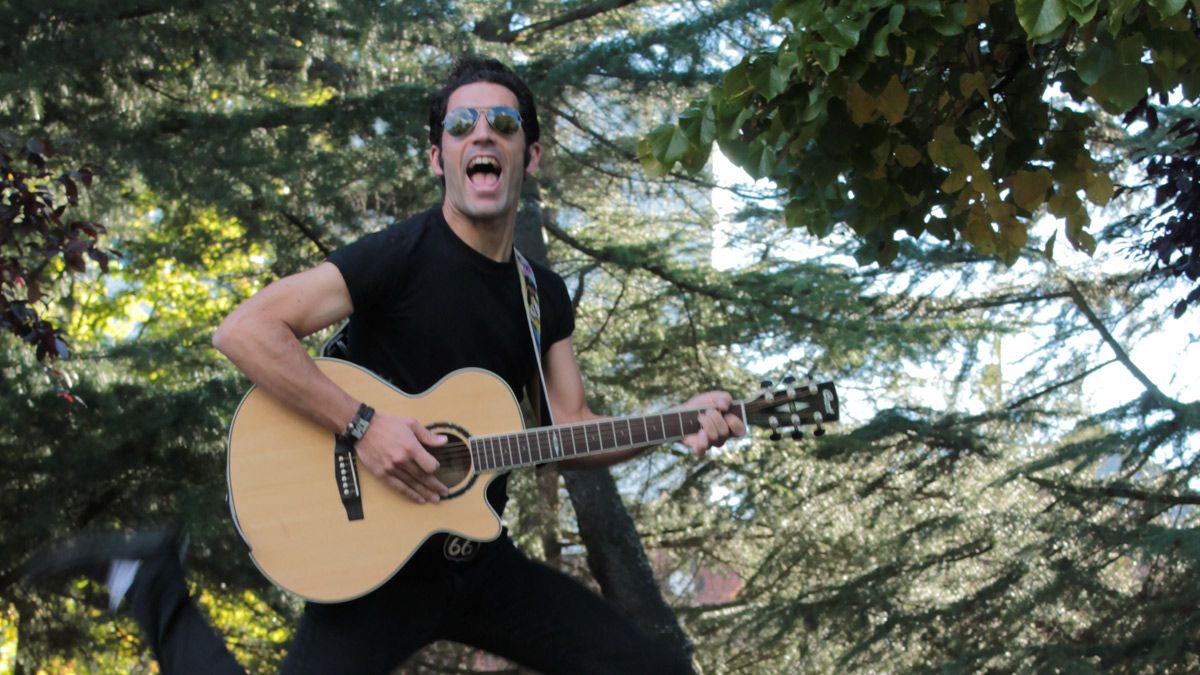 El cantautor Luis Pedreira estará hoy en concierto en el parque de San Francisco (14 horas).