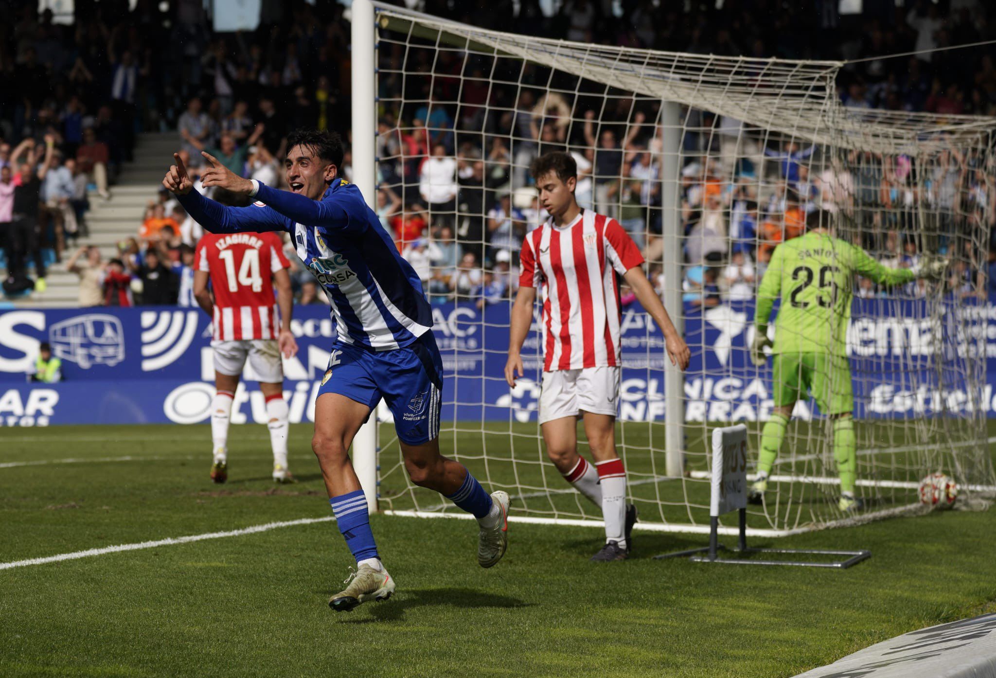 Pau Ferrer celebra el segundo tanto de la Deportiva para cerrar el partido. PONFERRADINA