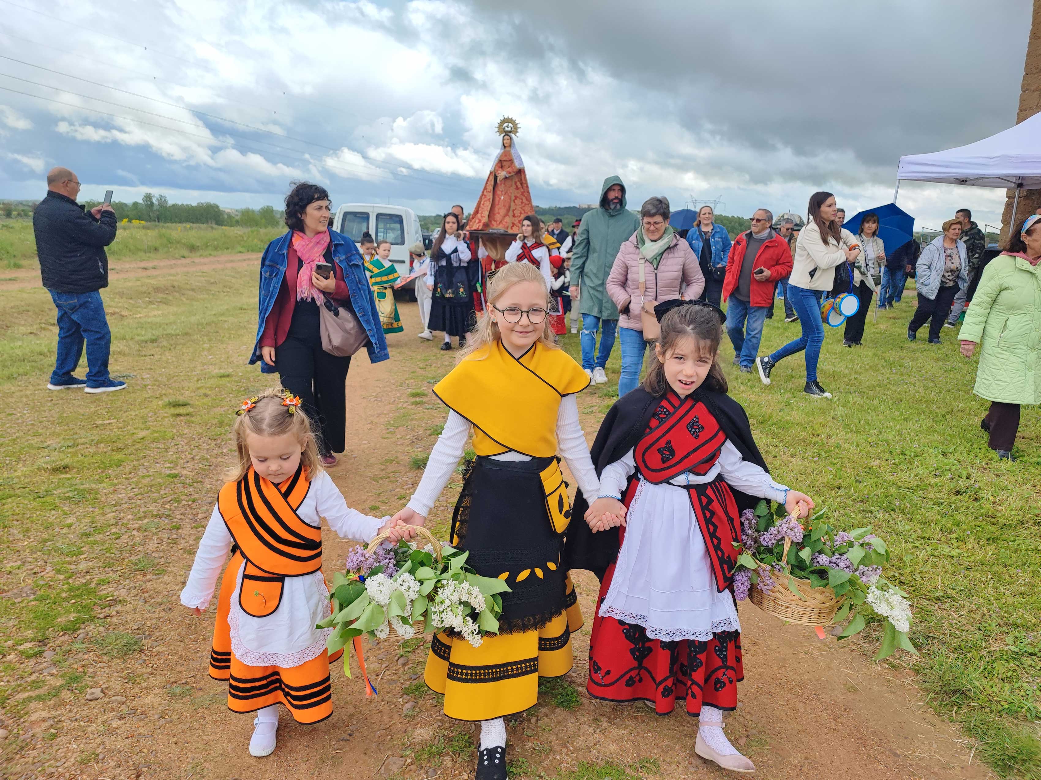 Los más pequeños se suman cada año a la celebración de la romería de Santa Cruz. | L.N.C.