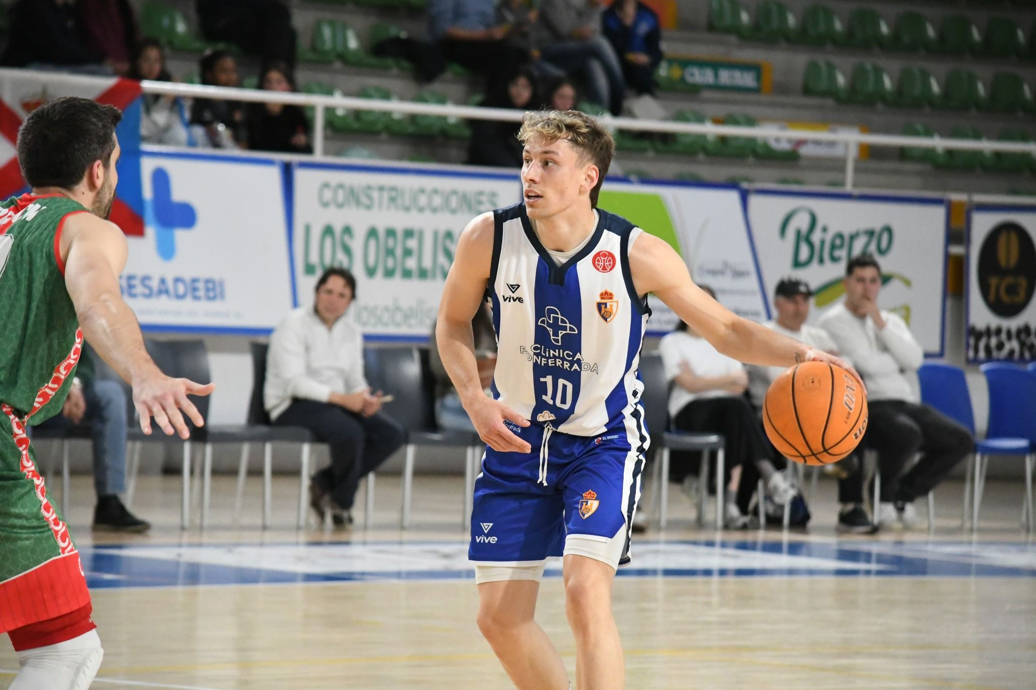 El Chivi Merlo encendió el Lydia Valentín poniendo los 20 puntos arriba a falta de 32 segundos. CLÍNICA PONFERRADA