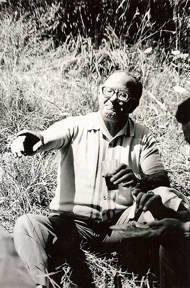 Juanito en una de las reuniones con colegas en el monte para degustar un cordero a la estaca.