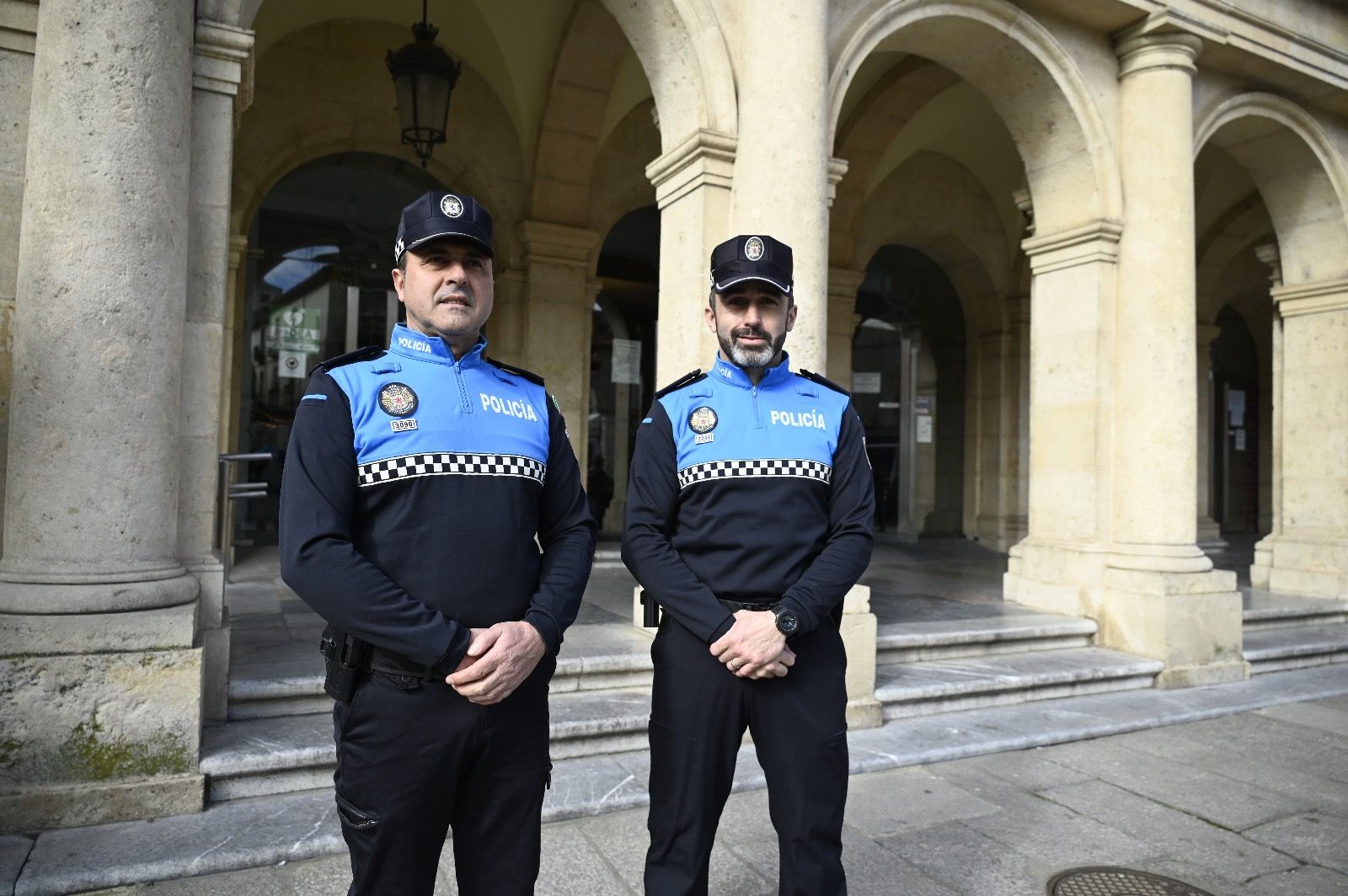 Amadeo García Llamazares y Eric González Molero frente a la Comisaría de la Policía Local en la Plaza de San Marcelo. | SAÚL ARÉN
