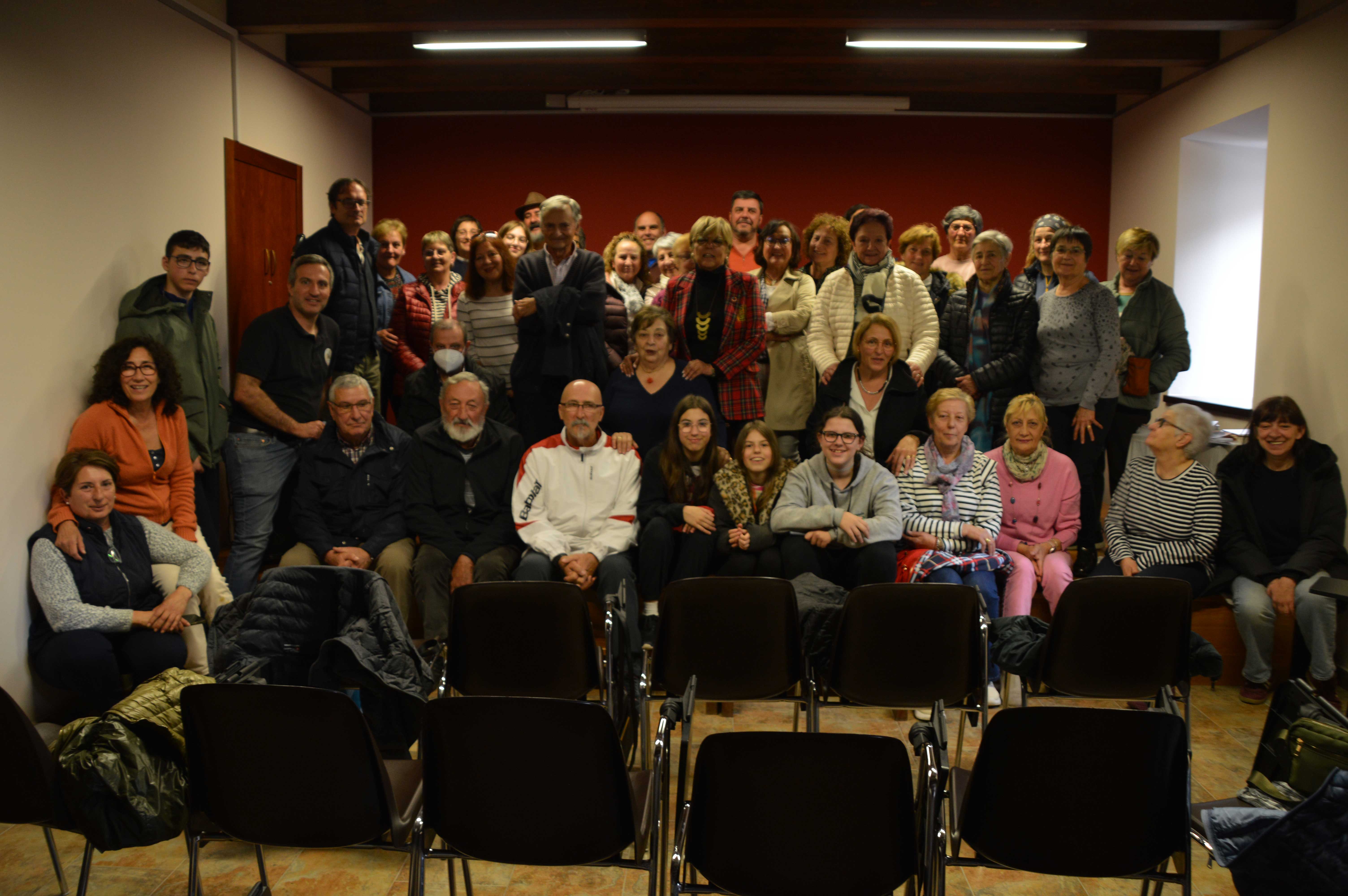Todos los participantes en el acto celebrado en la Casona de Murias de Paredes. L.N.C.
