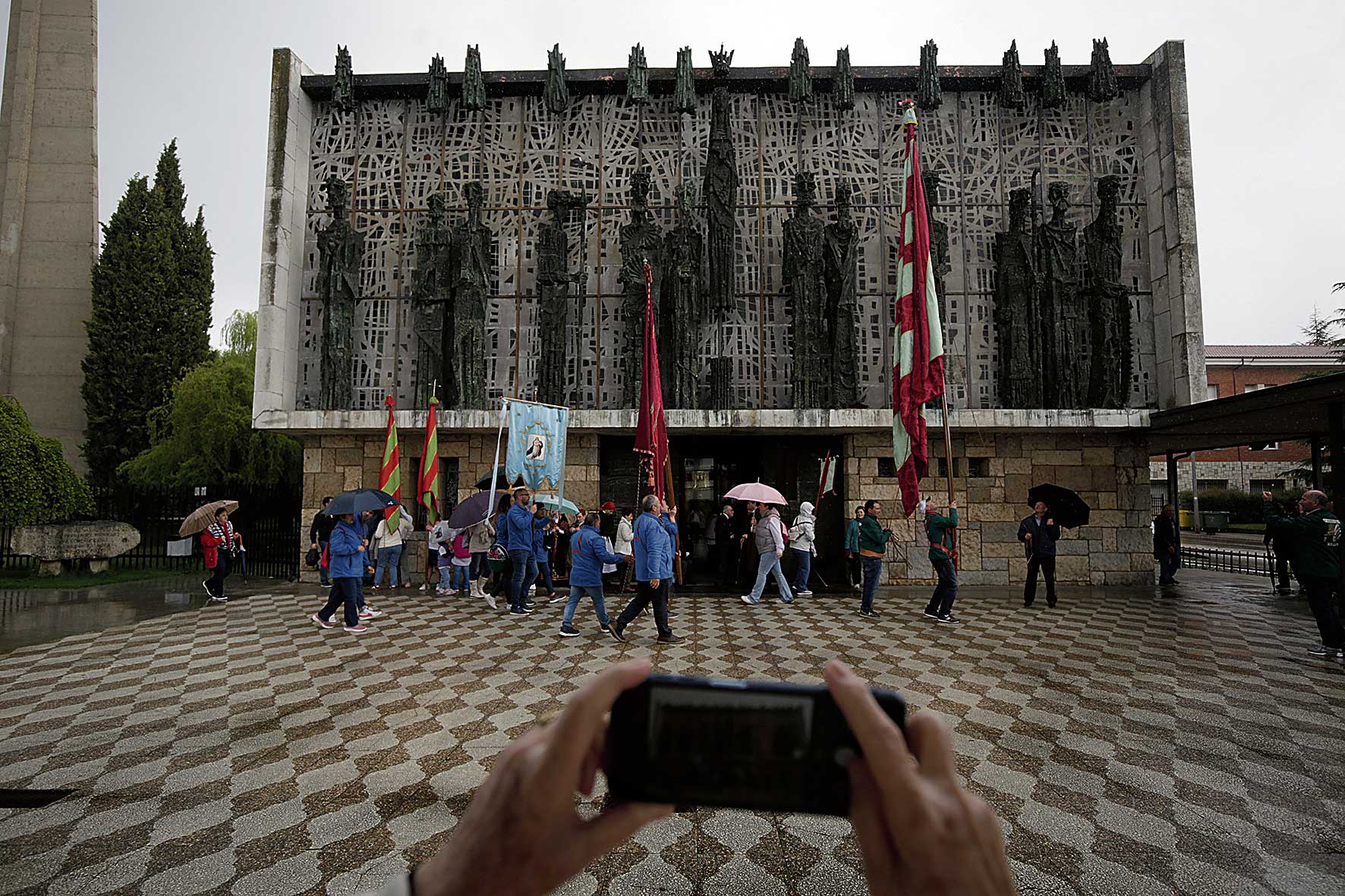El mal tiempo no impidió que los pendones peregrinasen desde Trobajo hasta la Basílica de la Virgen del Camino, donde se celebró la misa. | FERNANDO OTERO