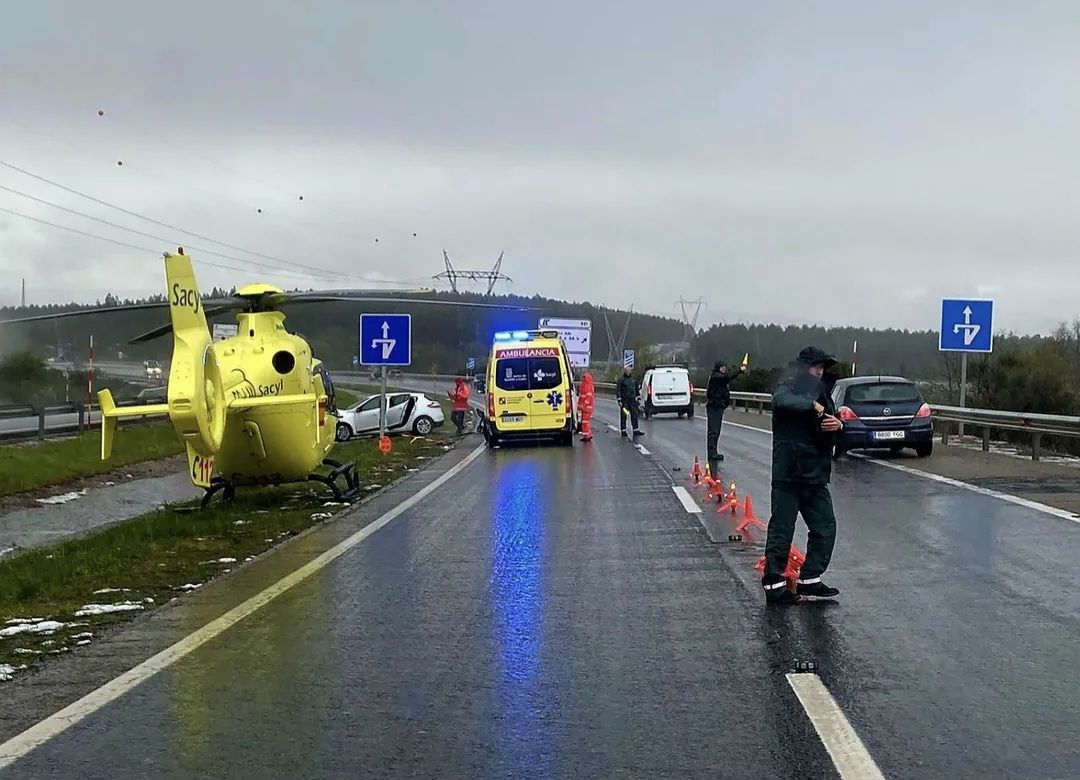 Imagen del accidente ocurrido este domingo en la A-6 en León. |GUARDIA CIVIL - USECIC LEÓN 