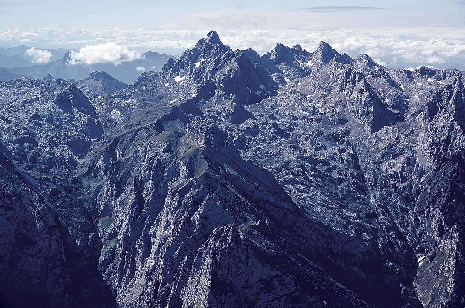 La majestuosidad de Peña Santa baja de Picos a León para estar presente en la charla de Isidoro Cubillas y en la muestra de las jornadas. | ISIDORO R CUBILLAS