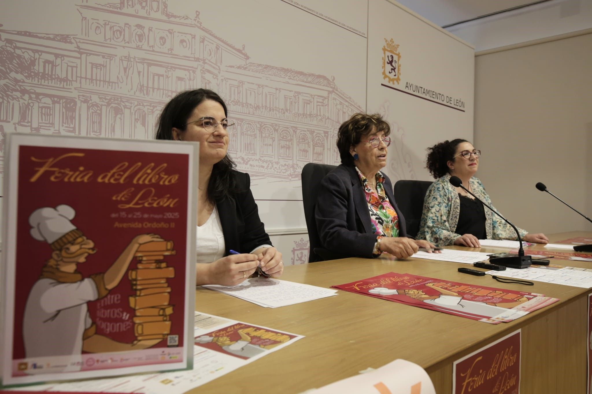 El acto de presentación de la Feria del Libro 2025 en León. | FERNANDO OTERO