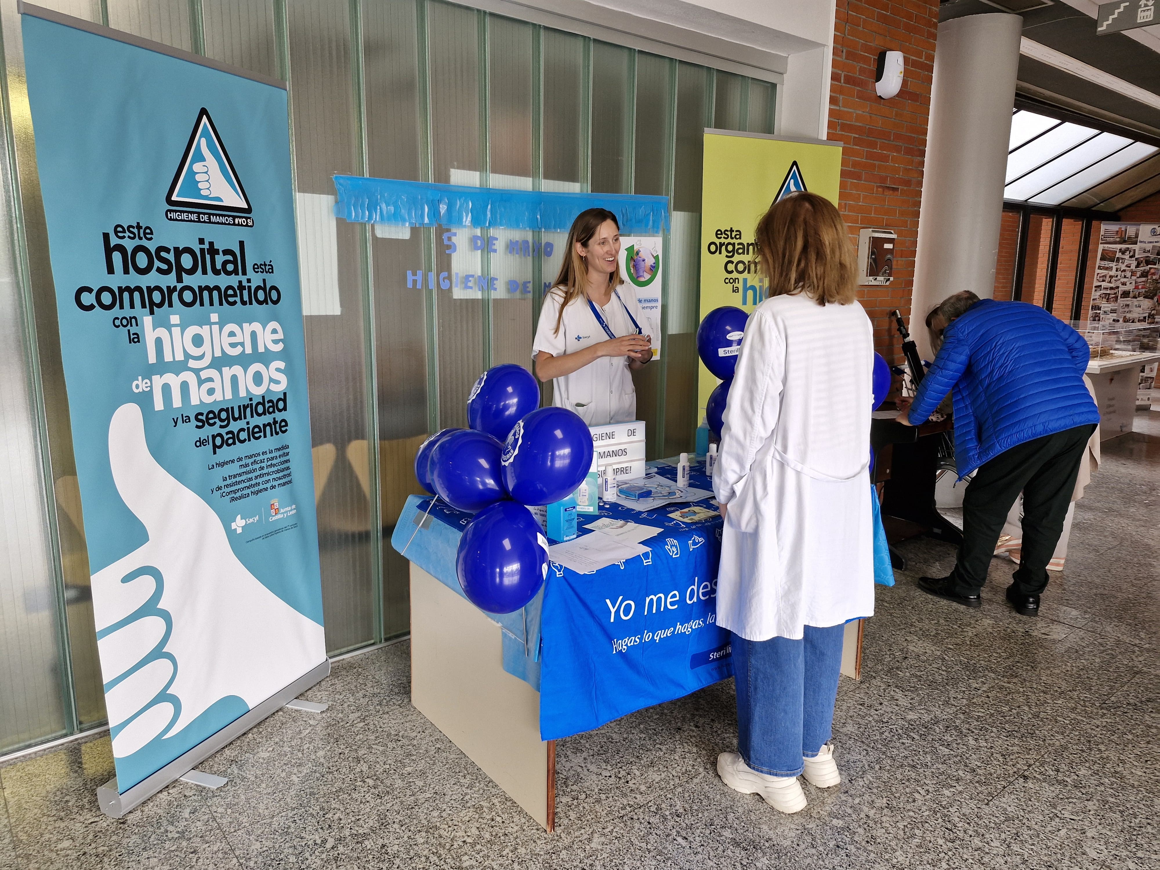 Puesto de concienciación sobre la higiene de manos en el Hospital El Bierzo.