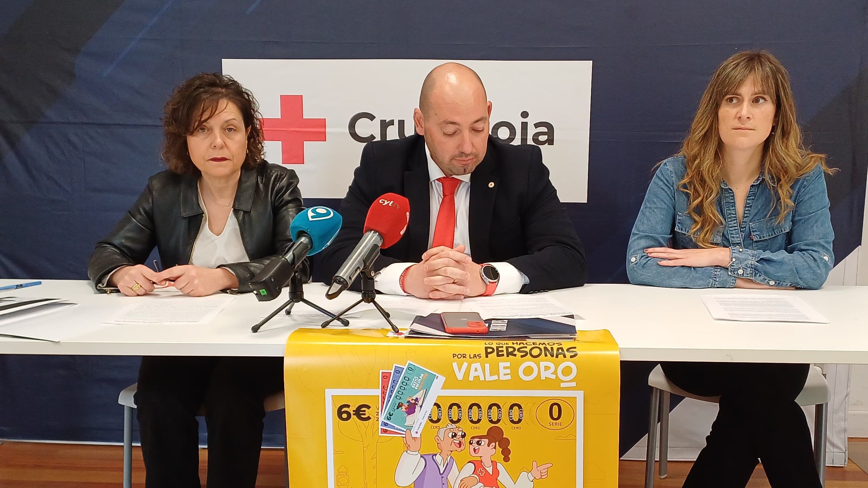Un instante de la comparecencia de los responsables de Cruz Roja en León.