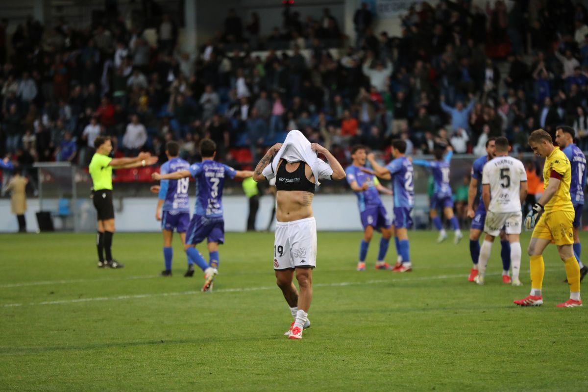 Escobar se lamenta mientras el Ourense festeja el triunfo ante la Cultural, con Fornos aguantando estoico la celebración en su cara. | LA REGIÓN