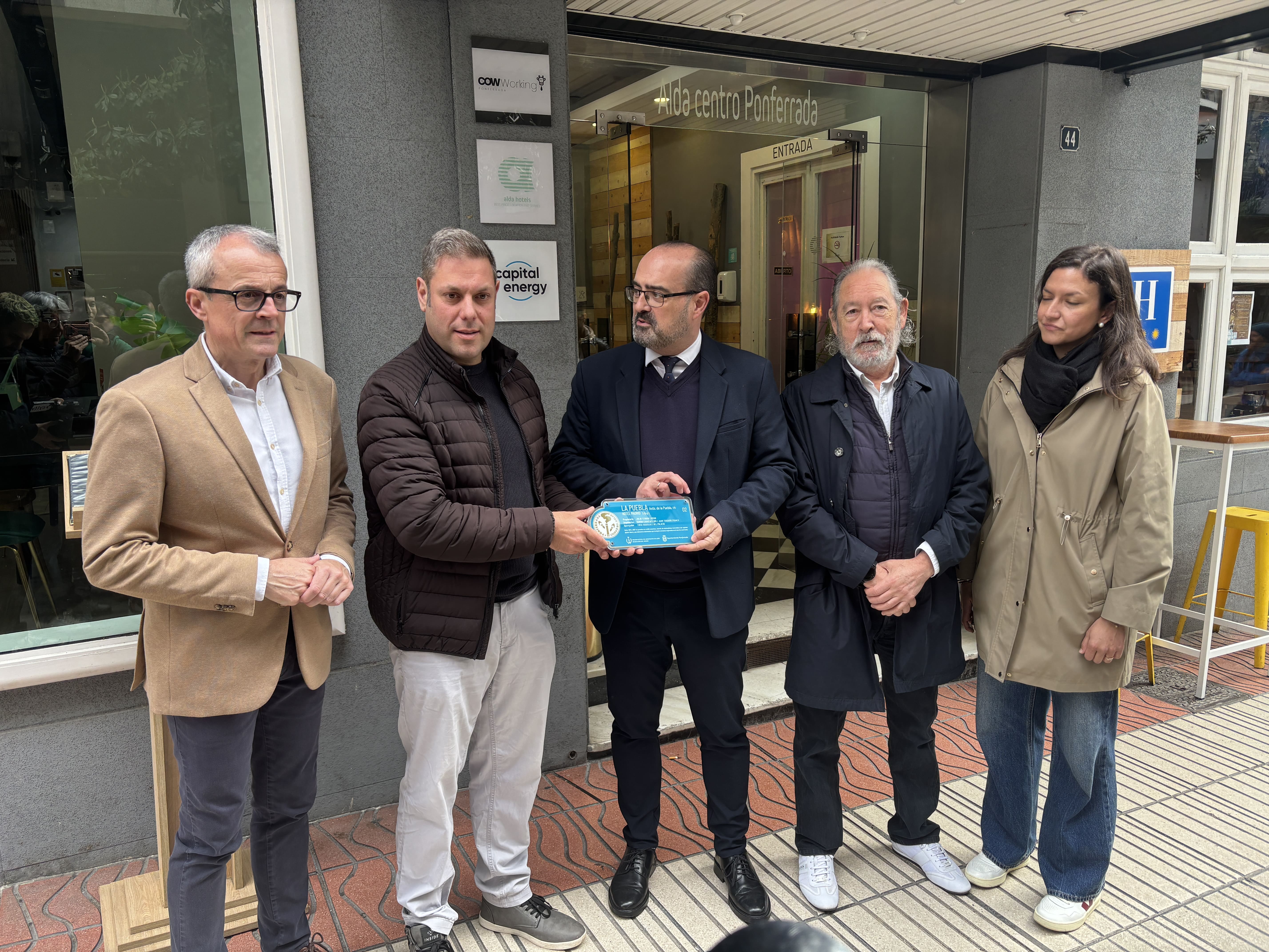 La primera placa de 'la Ciudad del Dólar' ya luce en el Hotel Alda Centro. | JAVIER FERNÁNDEZ