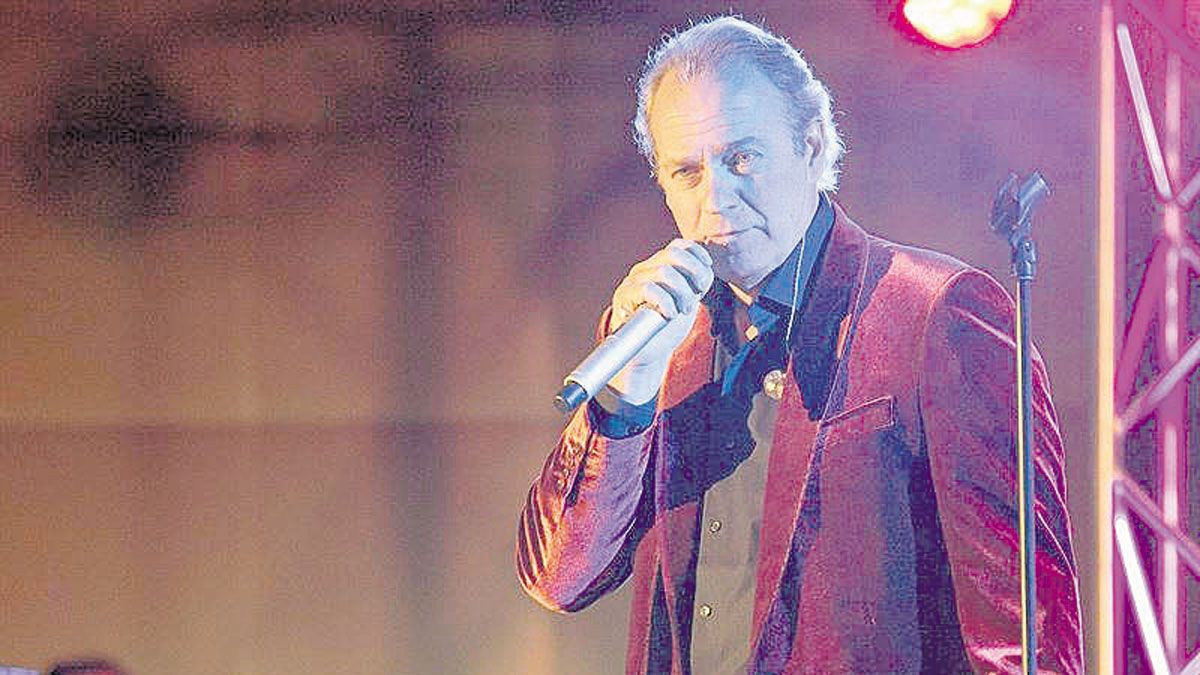 Bertín Osborne, en su faceta de cantante, protagoniza el concierto central de la jornada de las fiestas de San Juan. | L.N.C.