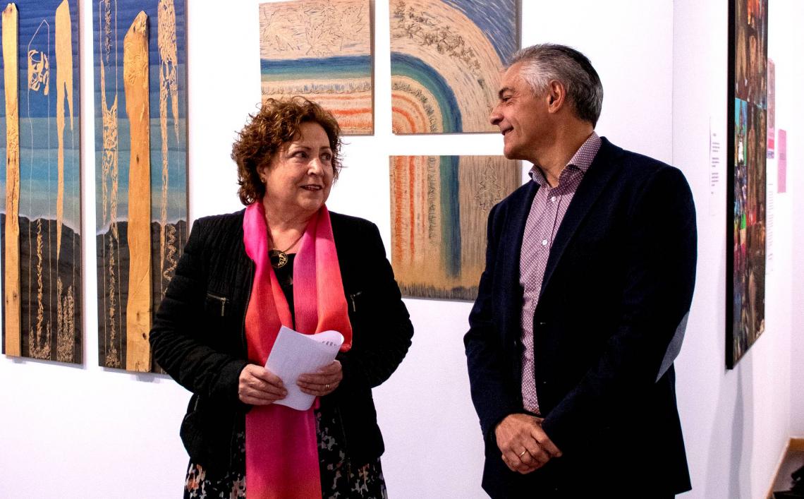 Tránsito Esteban y el vicerrector Isidoro Martínez Martín, en la inauguración en su momento de 'Apariencias', en el Campus de Ponferrada (2024).