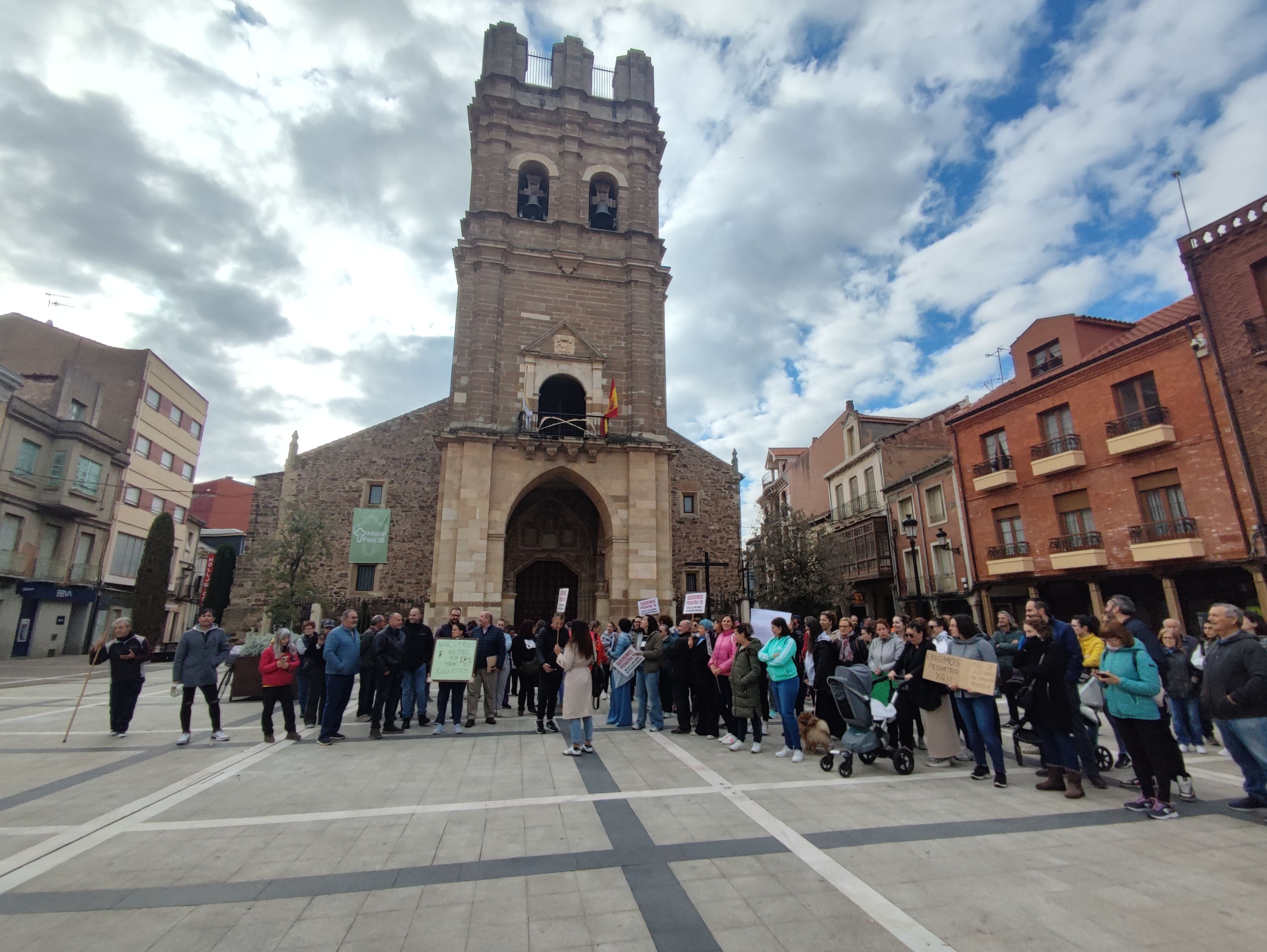 Concentración en La Bañeza por el servicio de pediatría.