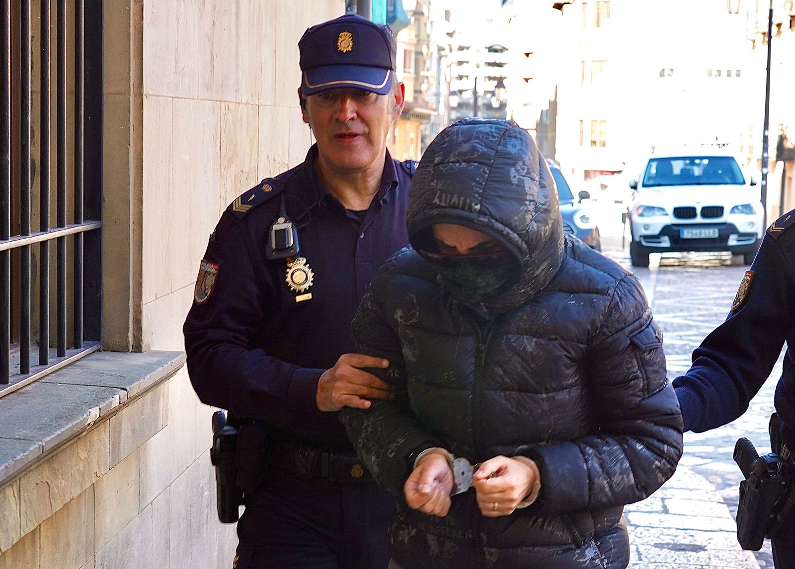 La acusada del asesinato de la residencia Virgen del Camino llegando a la Audiencia. | CAMPILLO (ICAL)