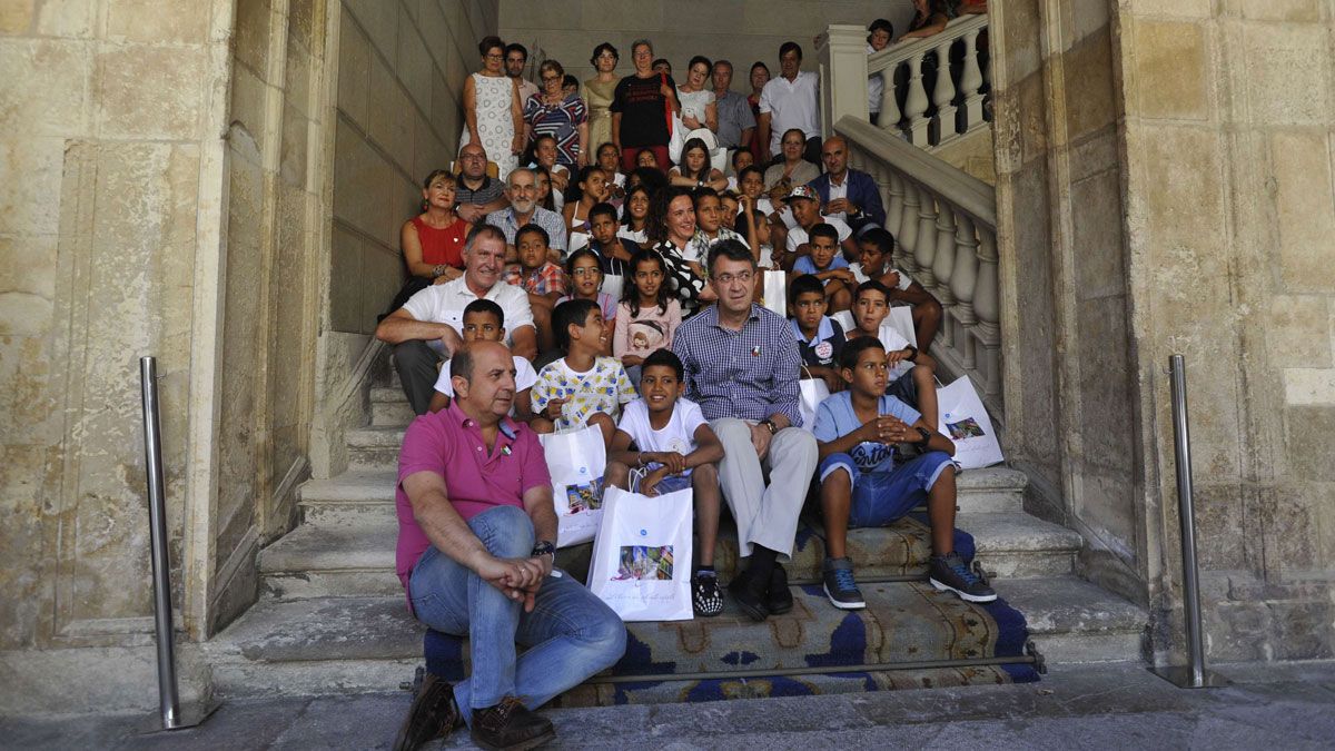 Imagen de los niños llegados el año pasado a León, cuando visitaron el Palacio de los Guzmanes. | MAURICIO PEÑA