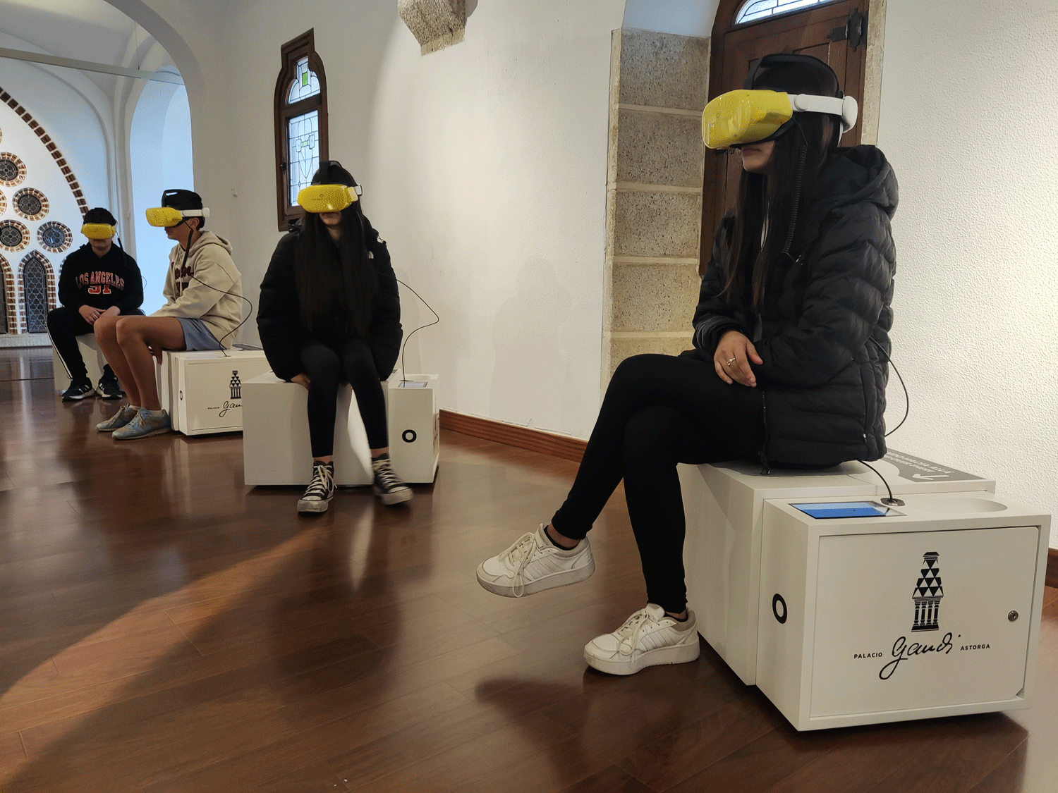 Alumnos del Colegio de La Salle de Astorga estrenaron ayer esta experiencia de realidad virtual. | ALEJANDRO RODRÍGUEZ