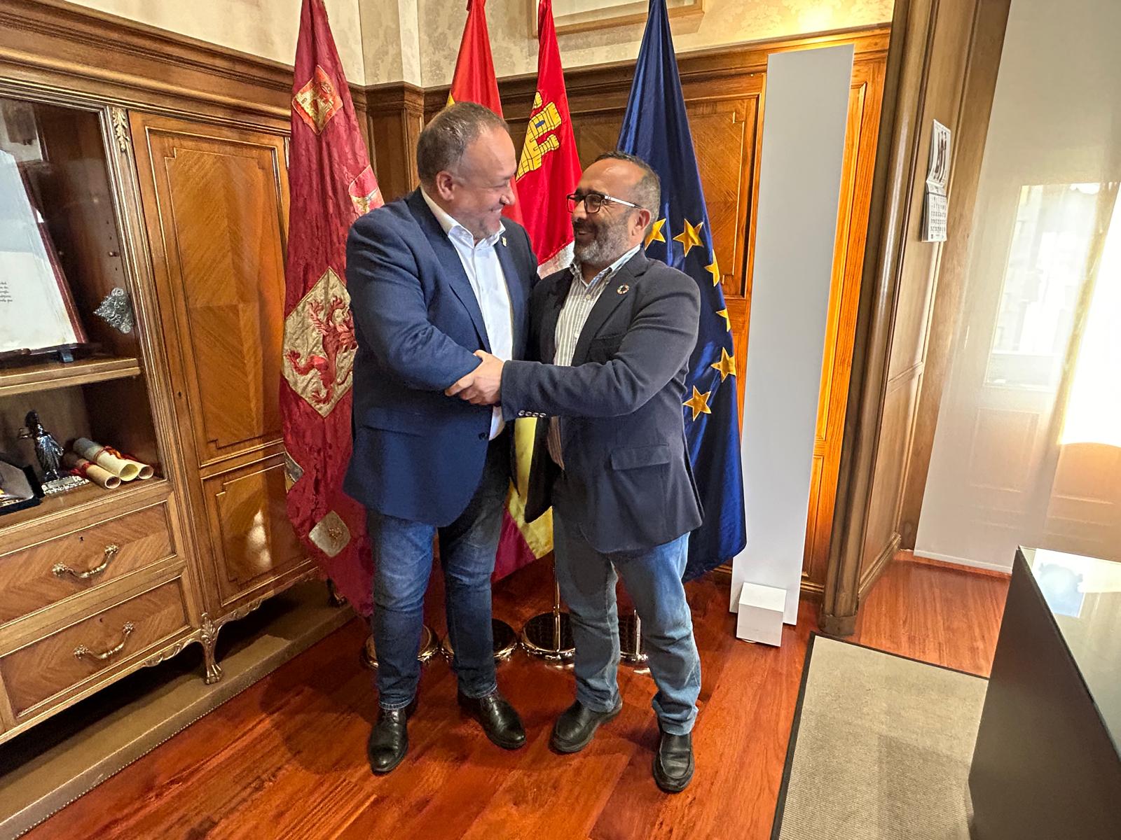 Un instante del encuentro entre los presidentes de las diputaciones de León y Cáceres.