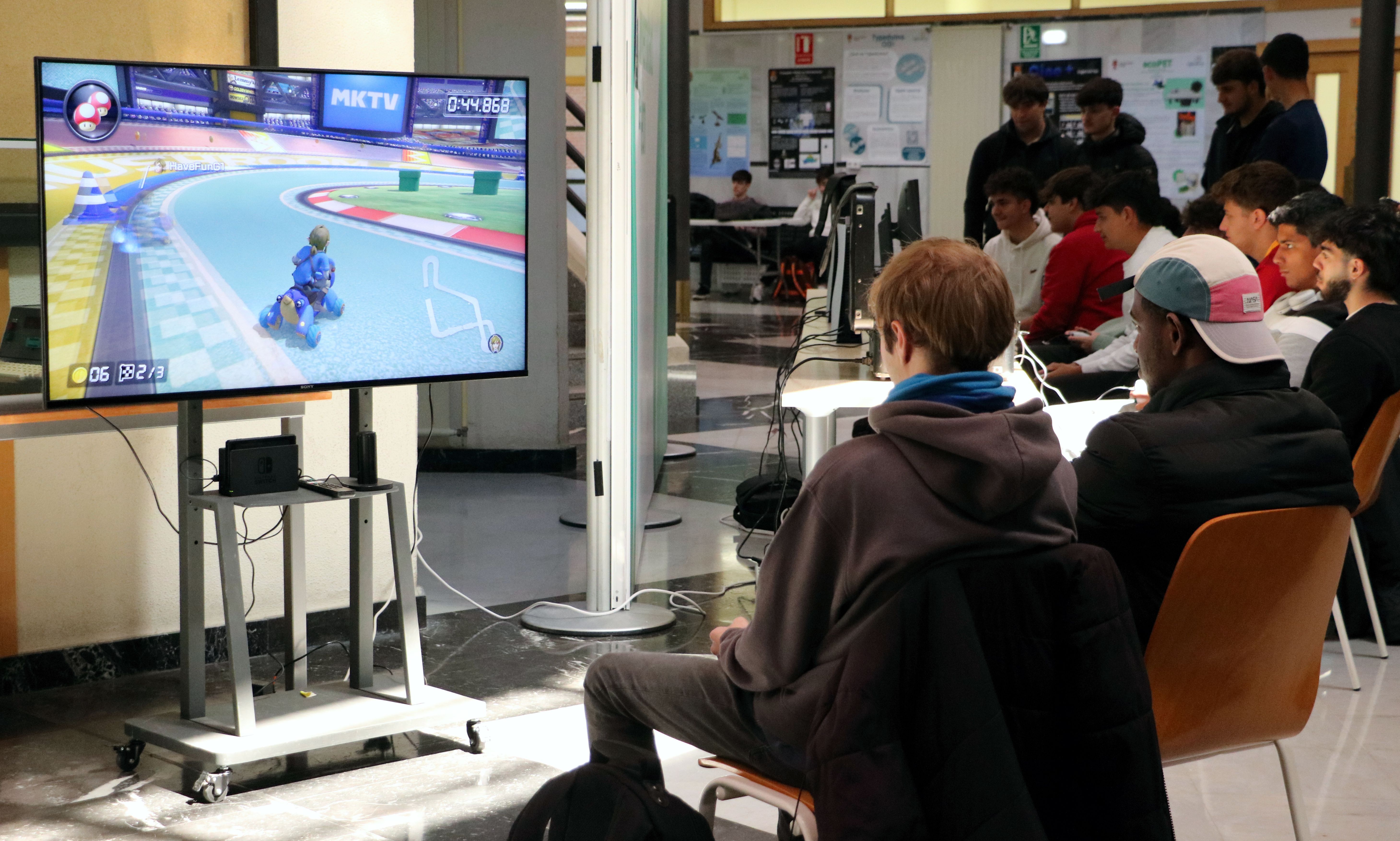El hall de la Escuela de Ingenierías acogió este martes el Torneo eSports. | L.N.C.