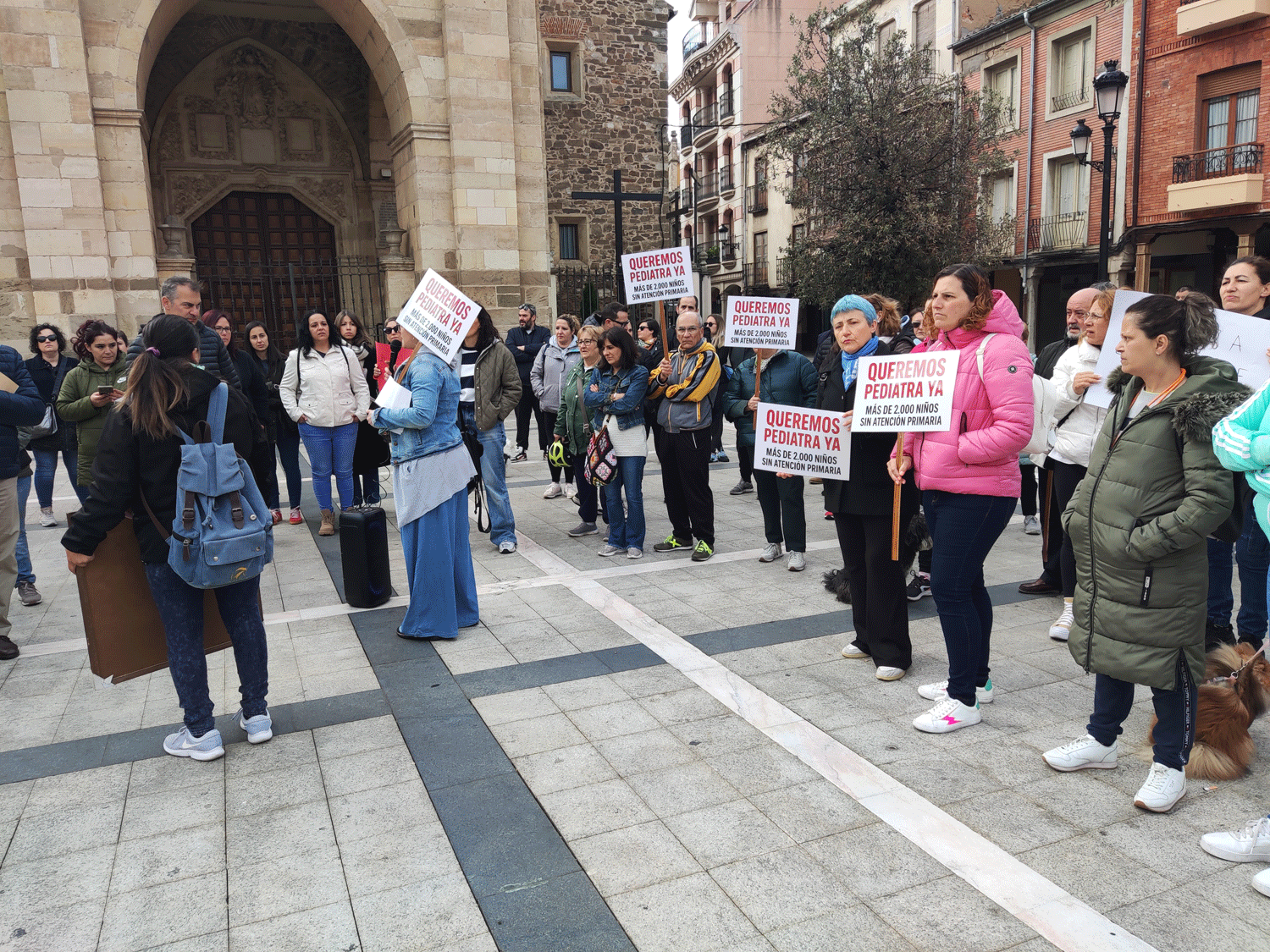 Protesta de este martes en la plaza Mayor de La Bañeza. | A.R.