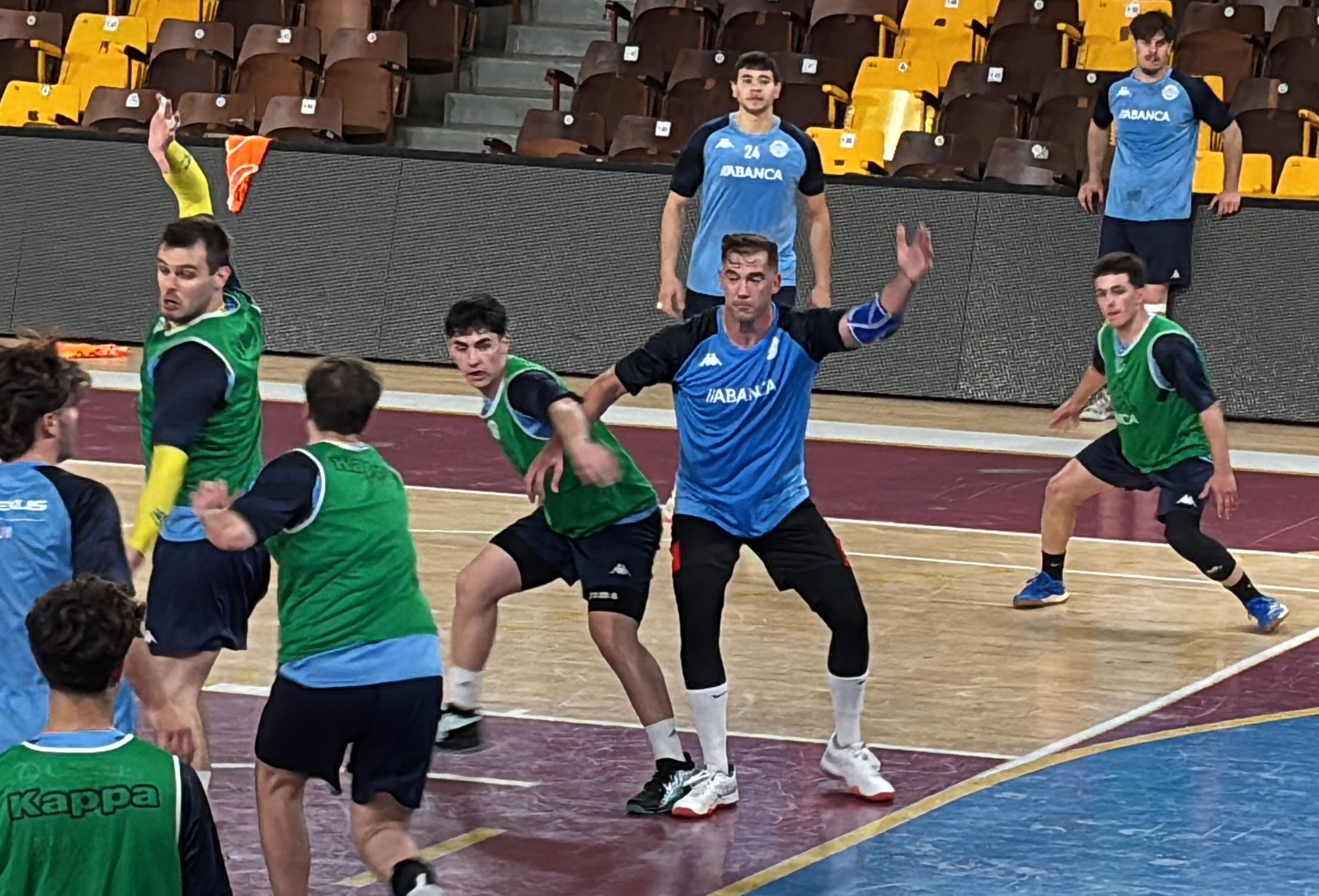 Lewis pide el balón en el pivote en el entreno del Ademar. | J.C.