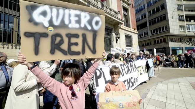 Imagen de la última manifestación en defensa de Feve, que se celebró el pasado 6 de abril. | MAURICIO PEÑA