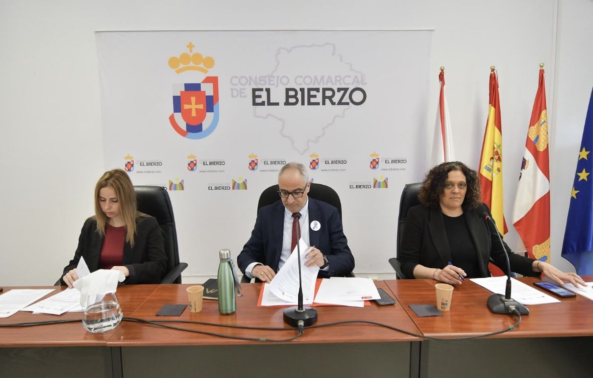 Susana Folla, a la derecha de la imagen, junto al presidente del Consejo, Olegario Ramón. | QUINITO
