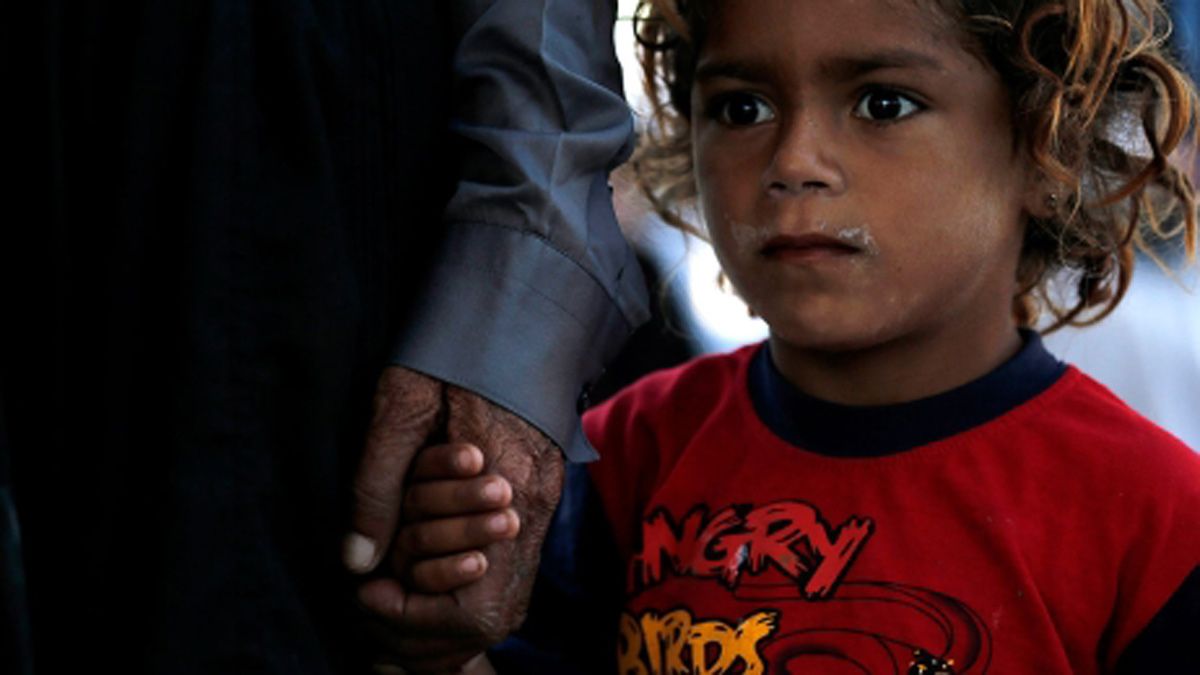 Una niña siria en un campamento de refugiados. | TOLGA BOZOGLU (EFE)