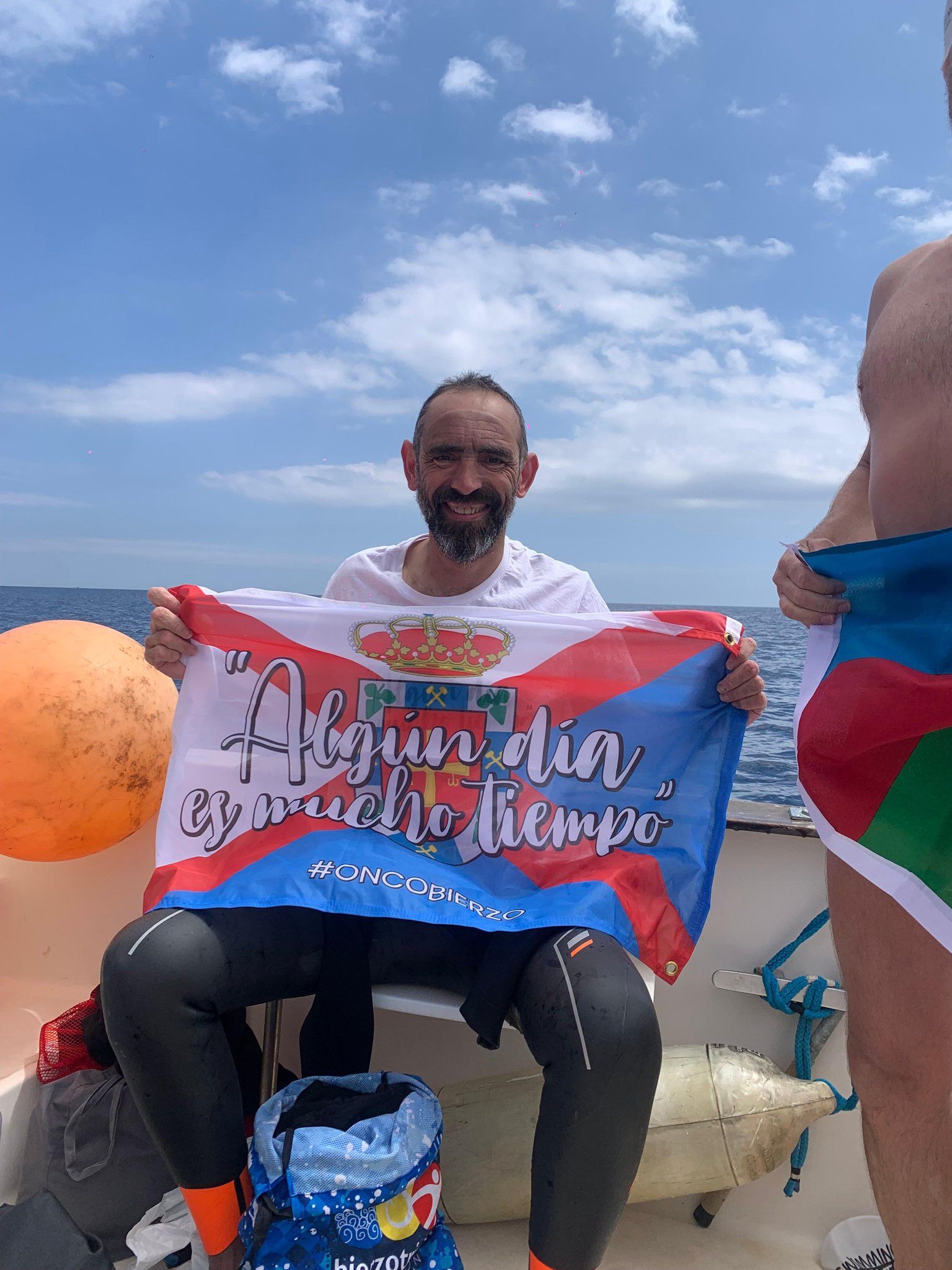 Llegada de Basurco a Marruecos, con la bandera reivindicativa.