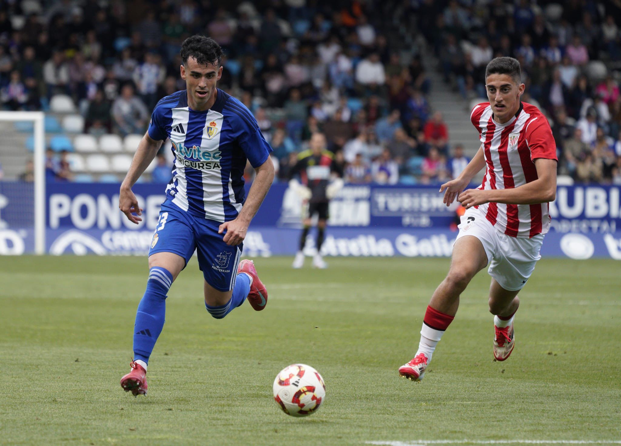 Jorrín durante el partido ante el Athletic B en El Toralín. PONFERRADINA