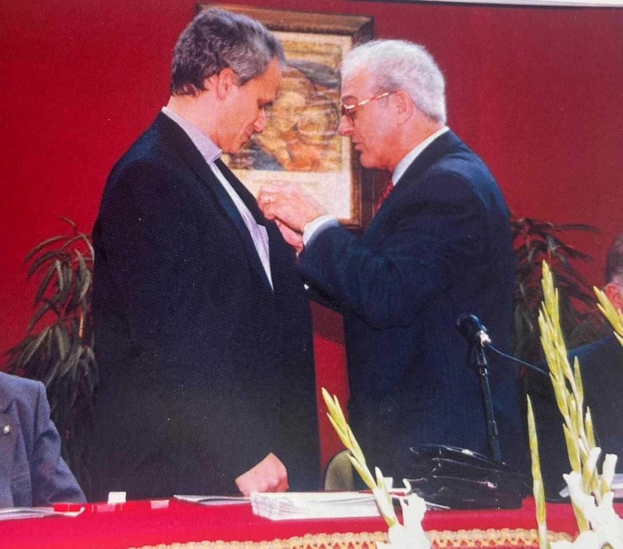 Imposición de una insignia a Robert Prevost, cardenal y actual candidato a papa, en los Agustinos de León | L.N.C.