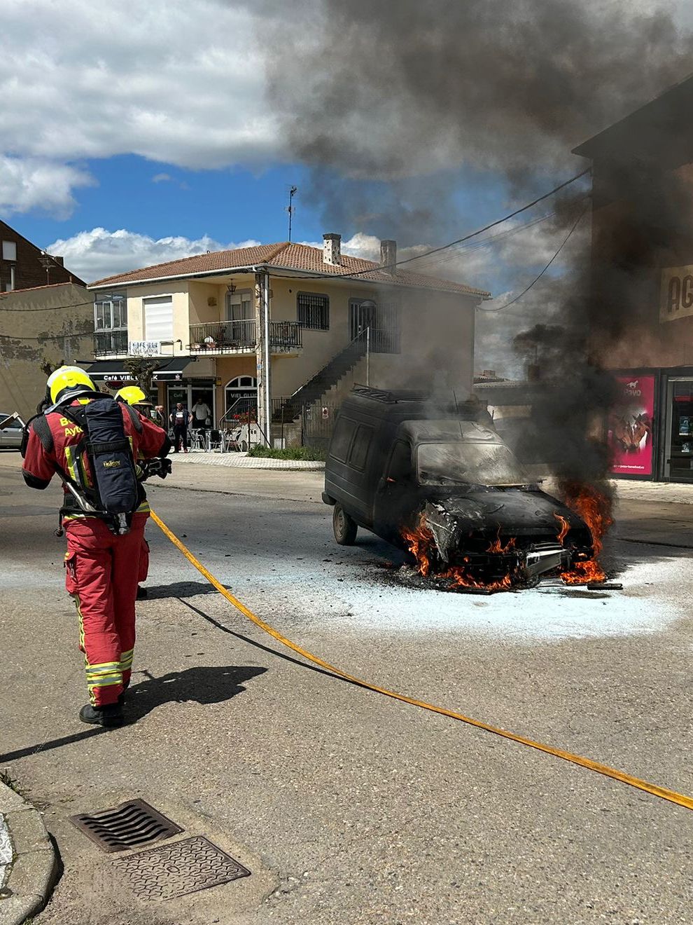 Un instante de la intervención de los Bomberos de León en Puente Villarente.