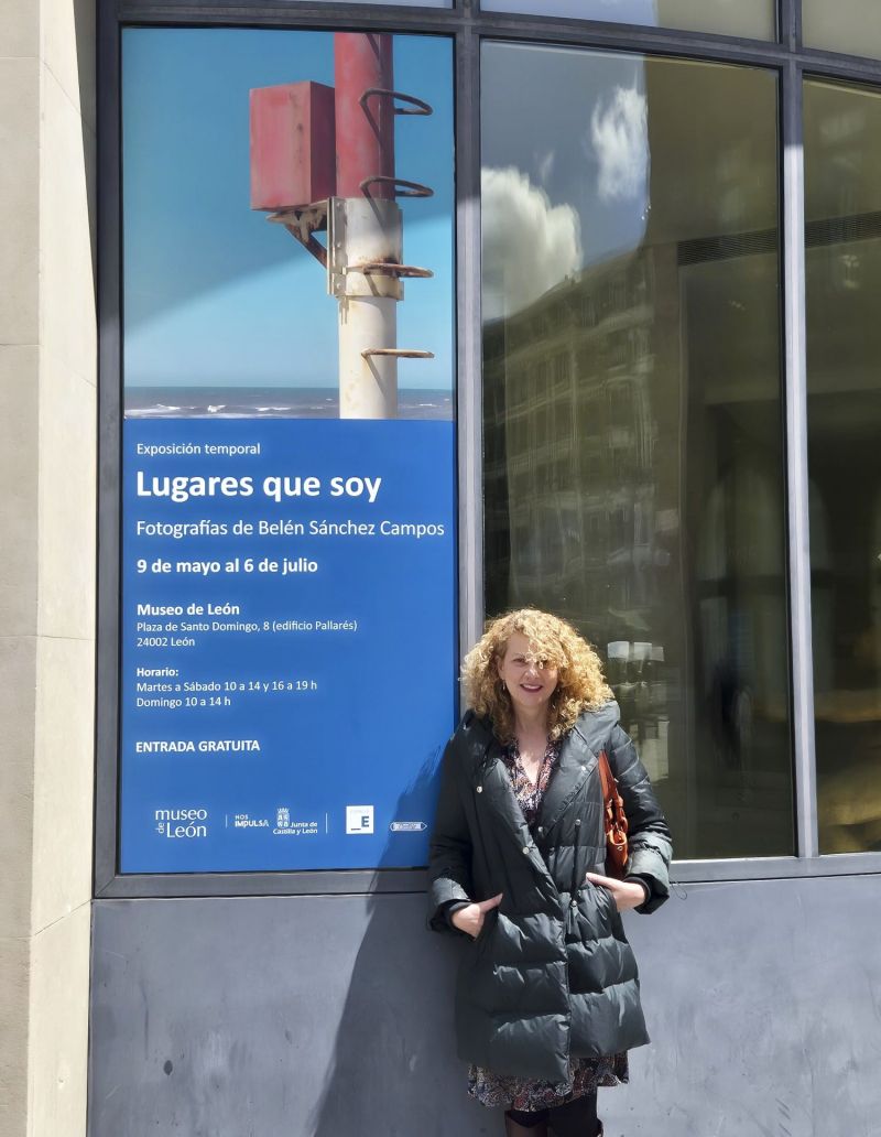 Belén Sánchez Campos junto al cartel de su exposición en el Museo de León. | PABLO MARTÍNEZ jpg Belén Sánchez Campos junto al cartel de su exposición en el Museo de León. | PABLO MARTÍNEZ jpg