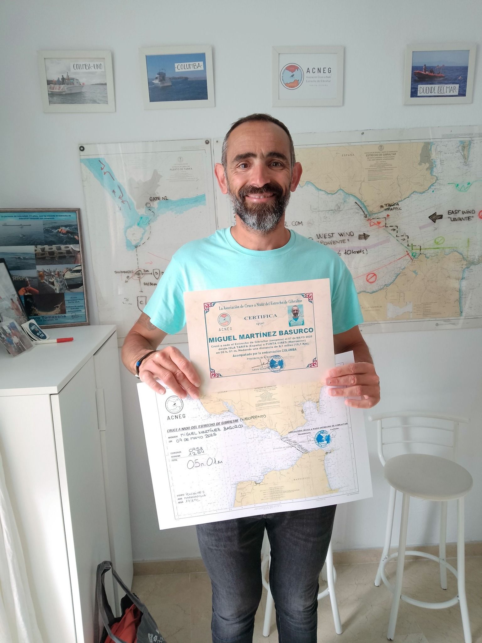 Basurco con el certificado de su paso a nado por el Estrecho.