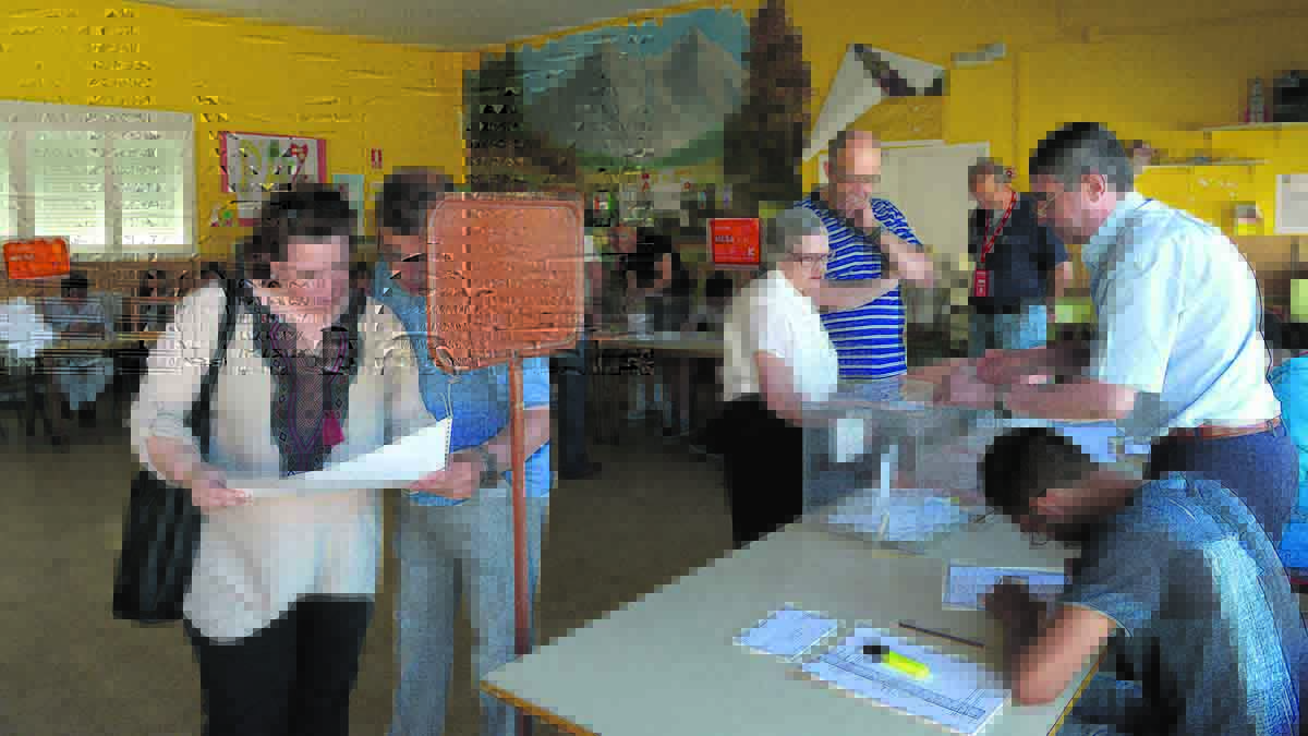 Votantes en el colegio Trepalio de la localidad de Trobajo del Camino, que pertenece al municipio de San Andrés del Rabanedo. | MAURICIO PEÑA