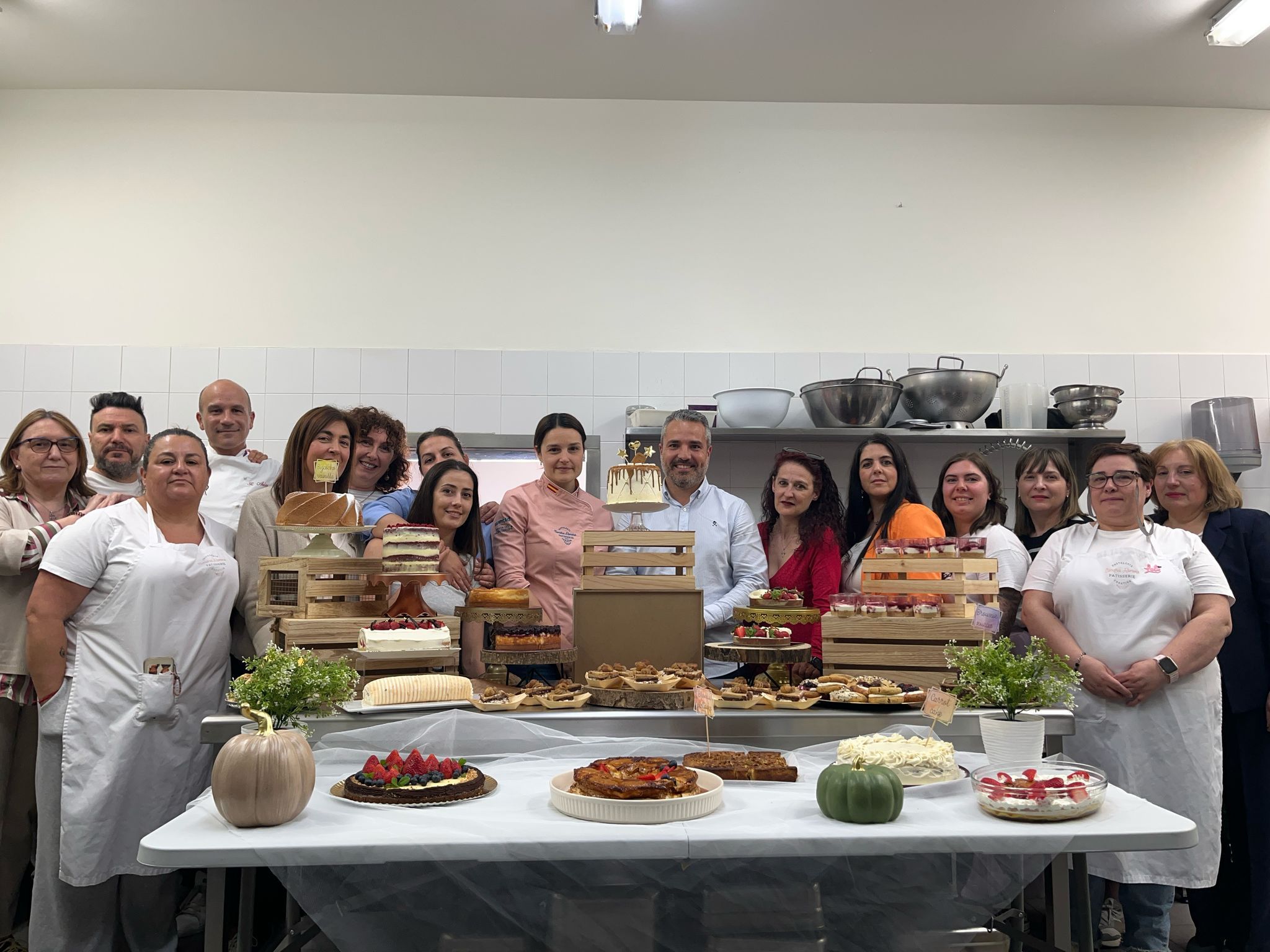 Fin del curso de pastelería con la entrega de diplomas impartida por el concejal David Pacios. 