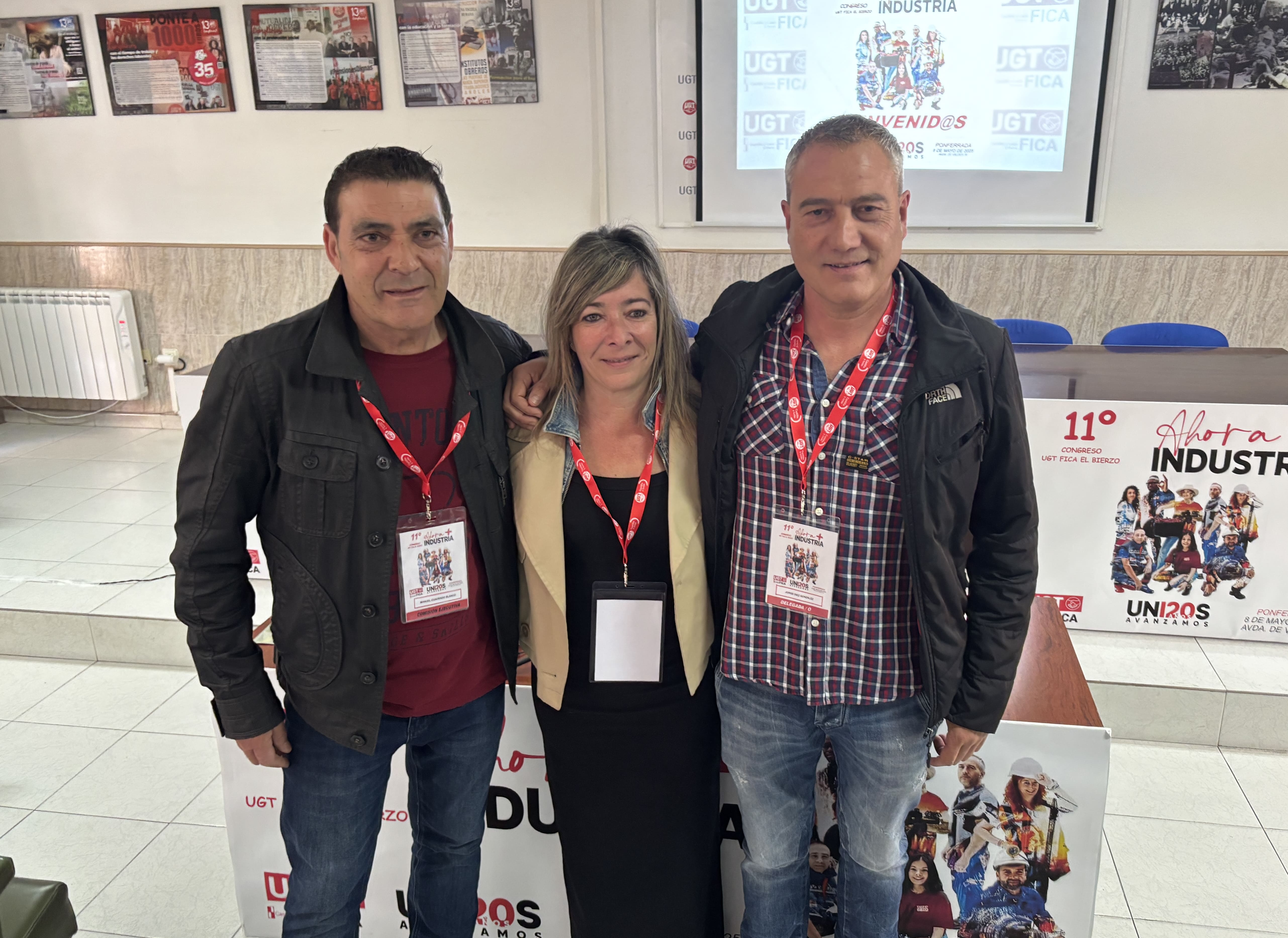 Manuel Cuadrado (i) posa con su sucesor, Jorge Díez (d), y la secretaria de Castilla y León, Sandra Vega. | JAVIER FERNÁNDEZ