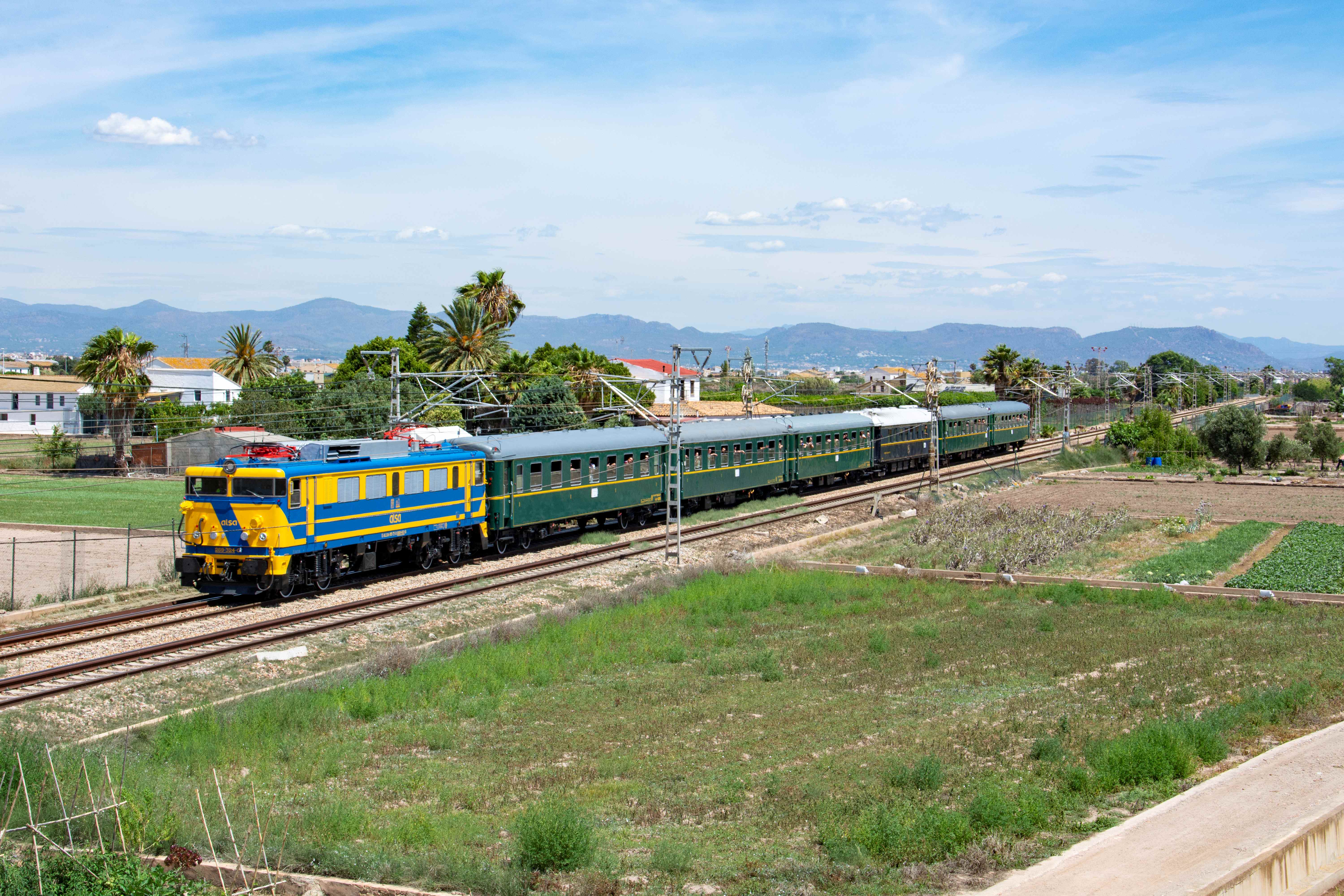 Alsa operará tres circulaciones de ida y vuelta durante 'Toral en Tren'.