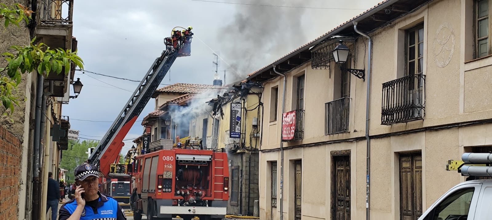 Un instante del incendio en Mansilla.