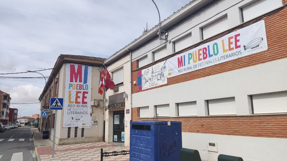 La biblioteca ya está preparada para la celebración del festival. | A.R.