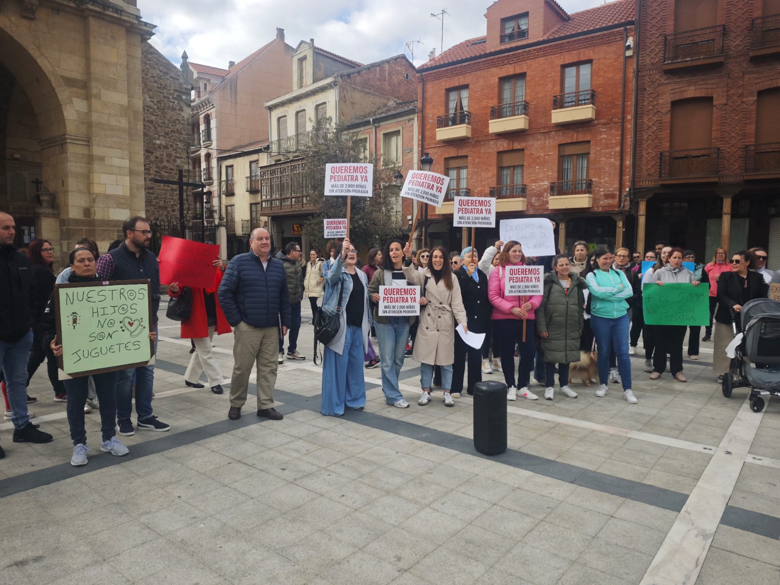 Protesta de este pasado martes en la plaza Mayor de La Bañeza. | L.N.C.