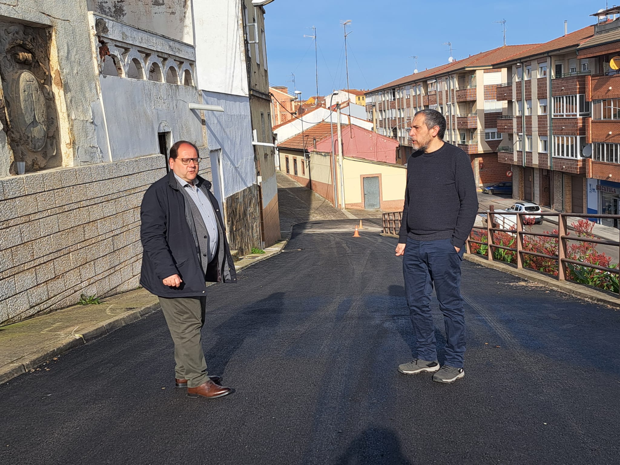 Javier Carrera y Pedro Montiel visitando las obras en la Calle Paramico. | L.N.C.